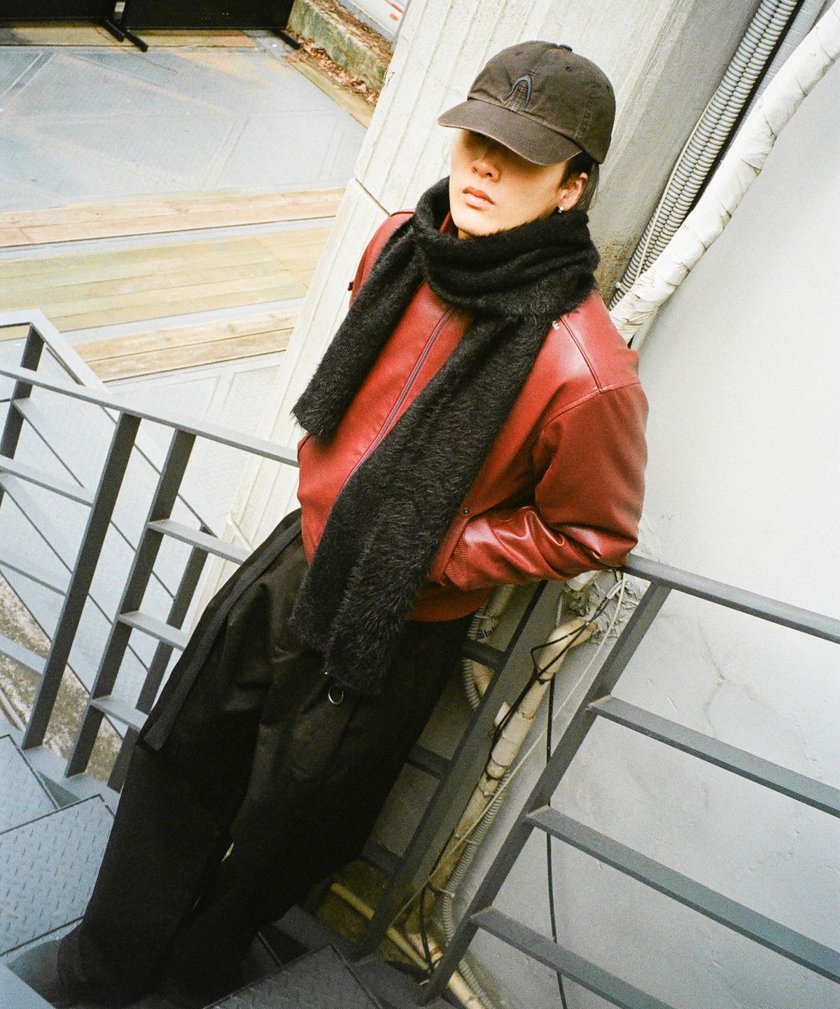 아캄(AAKAM) Wide Furry Muffler (Black)