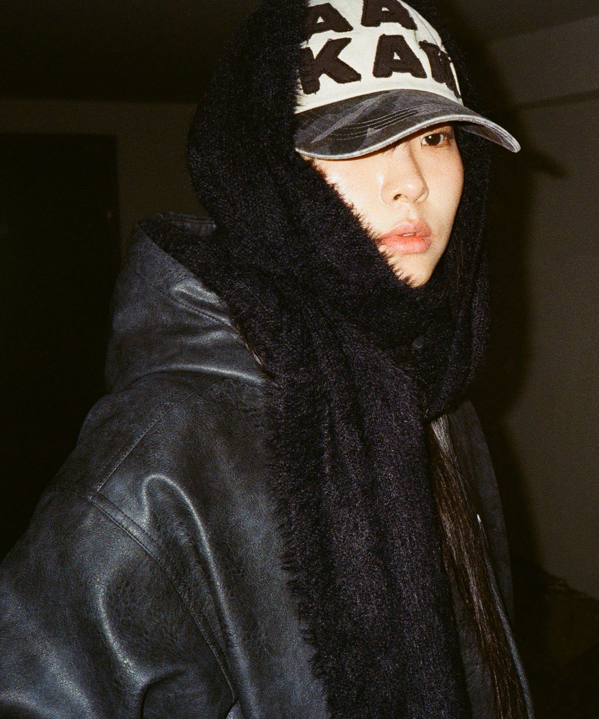 아캄(AAKAM) Wide Furry Muffler (Black)