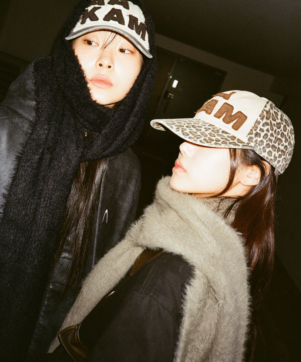 아캄(AAKAM) Wide Furry Muffler (Beige)
