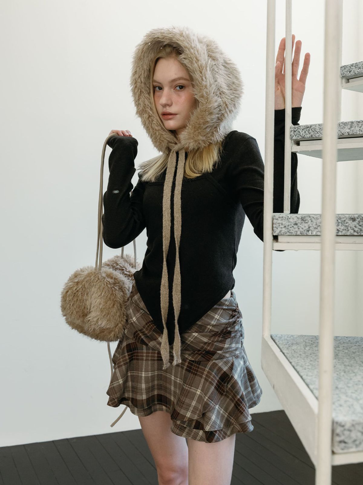 모이페어(MOIFAIRE) MOIFAIRE FUR BACKPACK / BEGIE