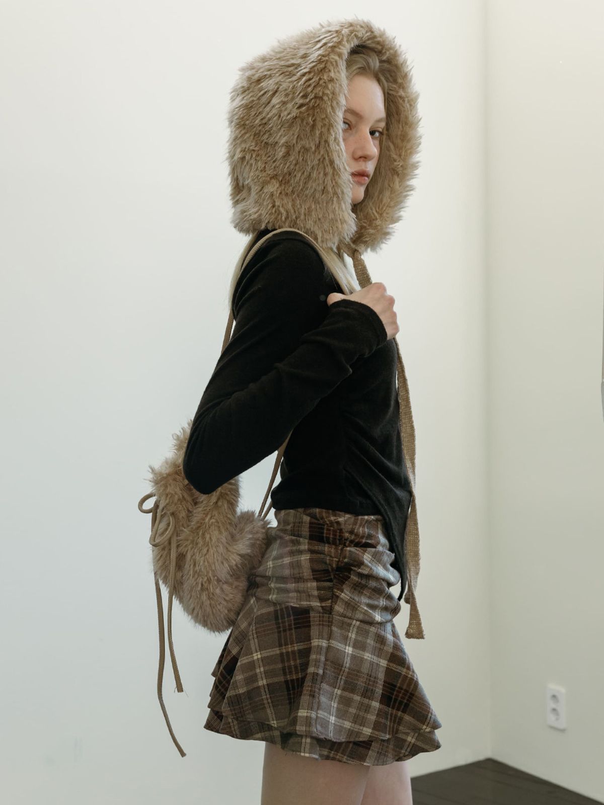 모이페어(MOIFAIRE) MOIFAIRE FUR BACKPACK / BEGIE