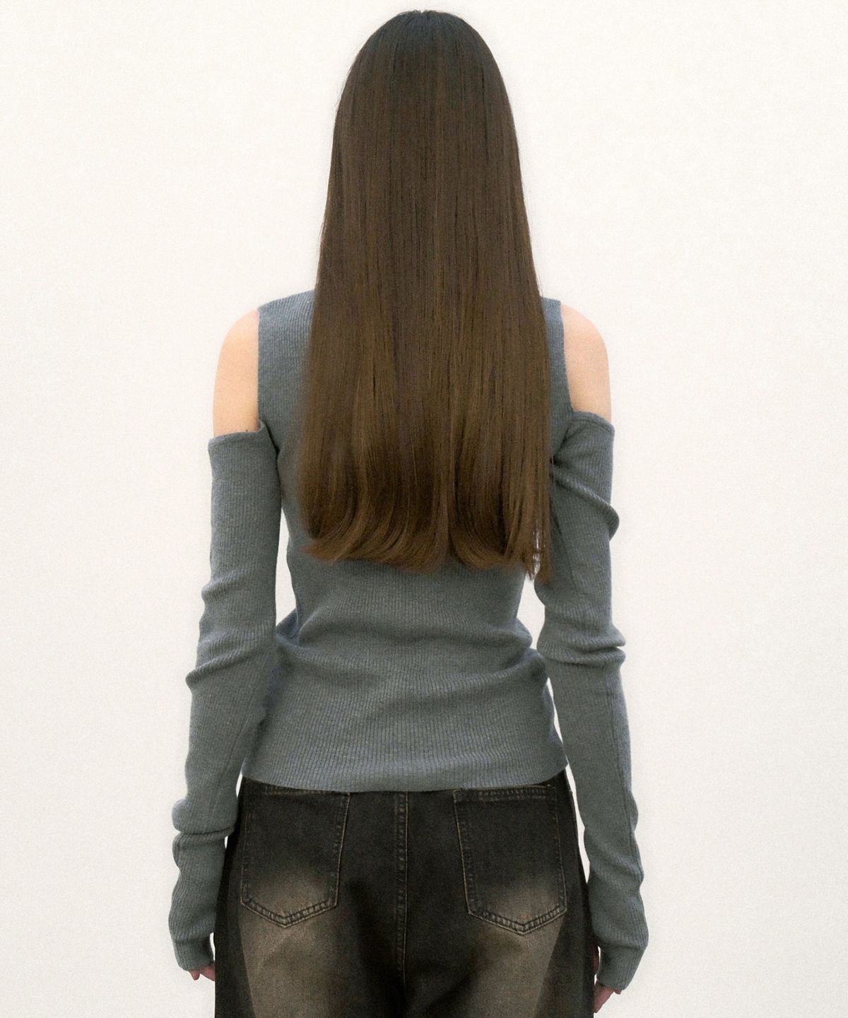 닉앤니콜(NICK&NICOLE) NICOLE WARMER RIBBED OFF SHOULDER KNIT_DEEP GRAY