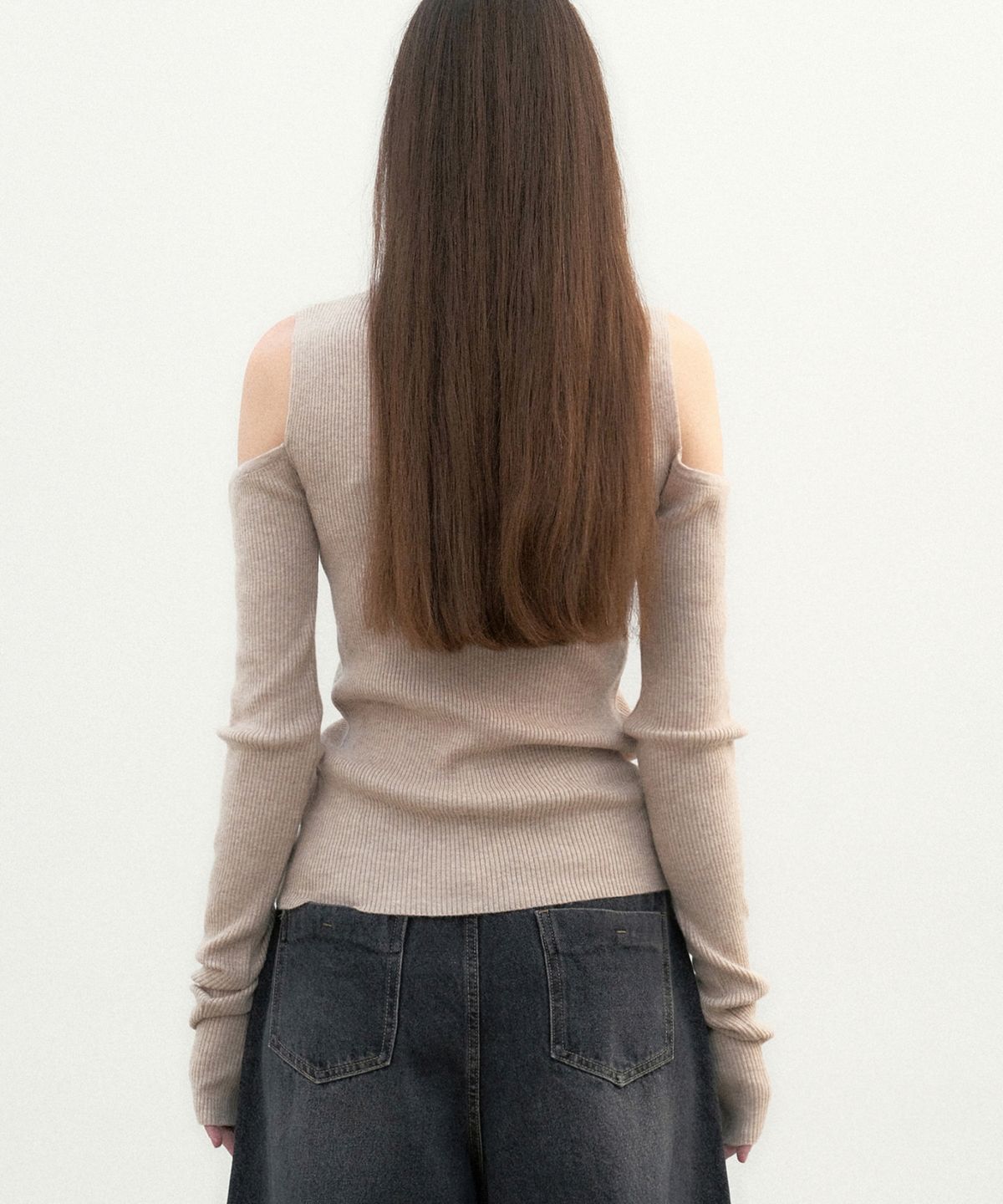 닉앤니콜(NICK&NICOLE) NICOLE WARMER RIBBED OFF SHOULDER KNIT_SAND BEIGE