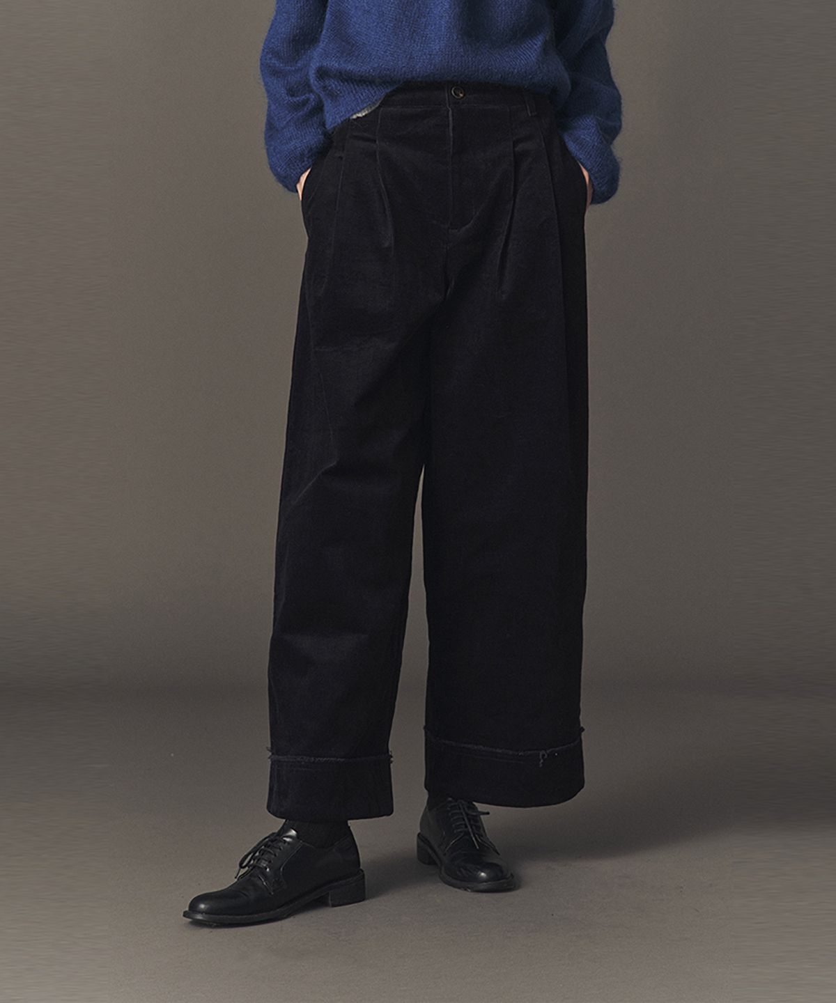 아위(AHWE) CORDUROY TUCKED PANTS_D NAVY