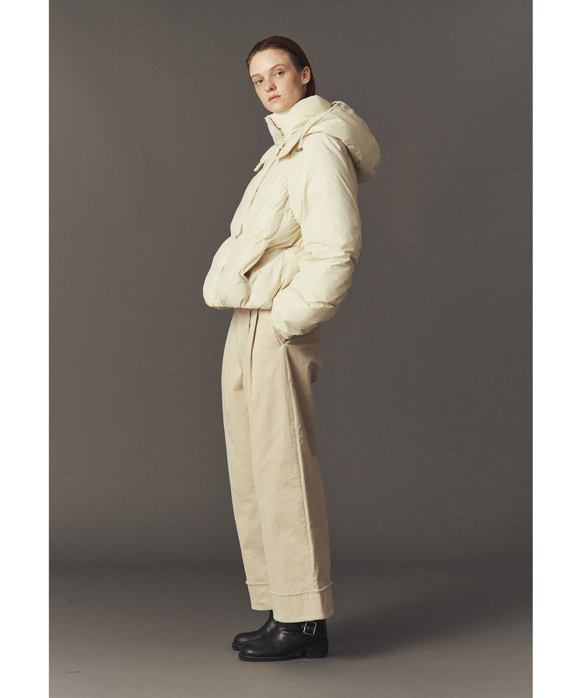 아위(AHWE) CORDUROY TUCKED PANTS_CREAM