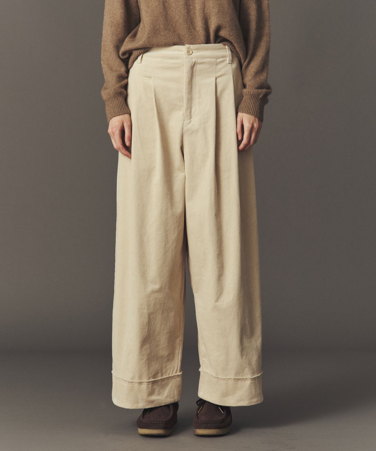 아위(AHWE) CORDUROY TUCKED PANTS_CREAM