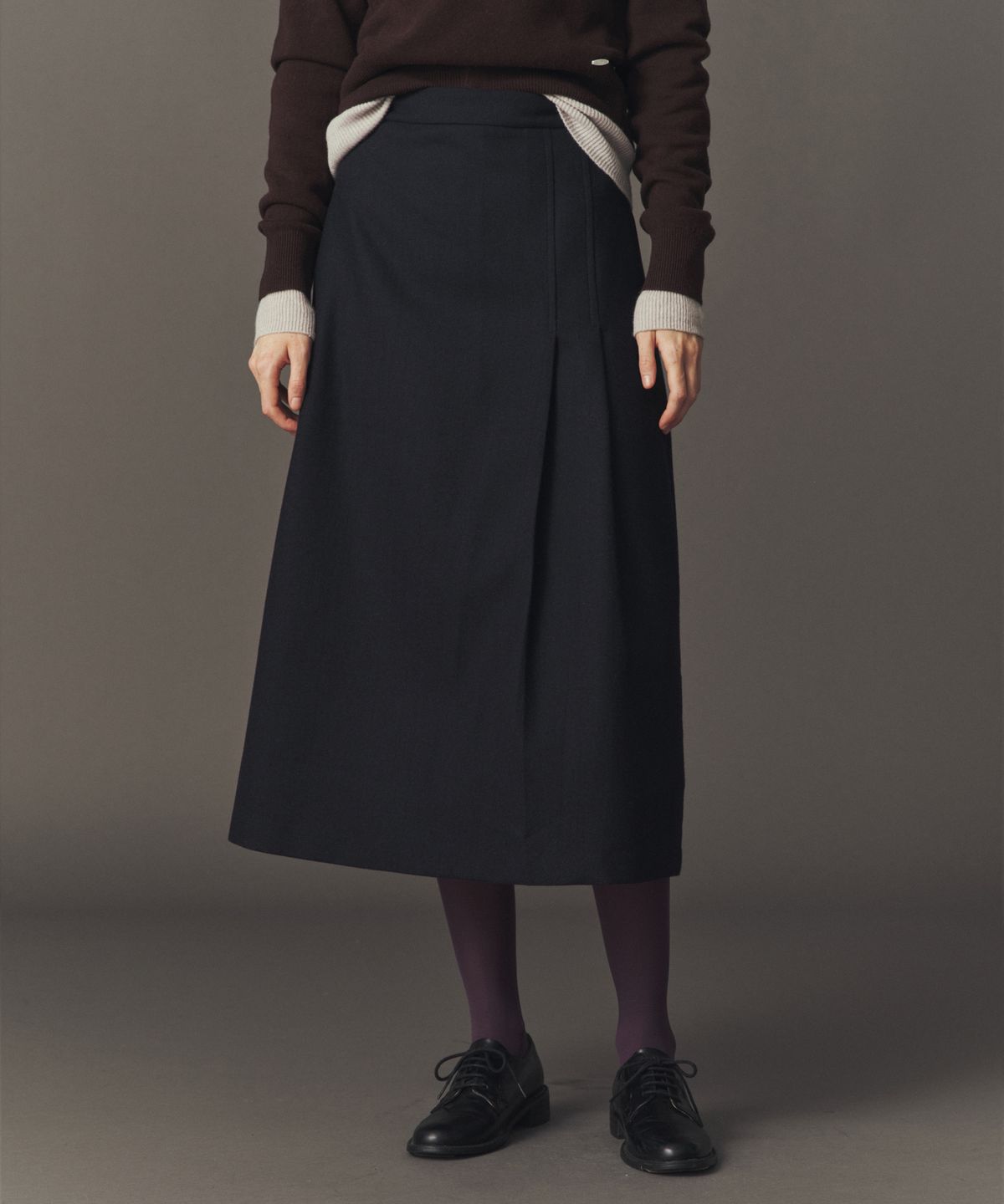 아위(AHWE) WOOL BLEND TUCKED SKIRT_D NAVY
