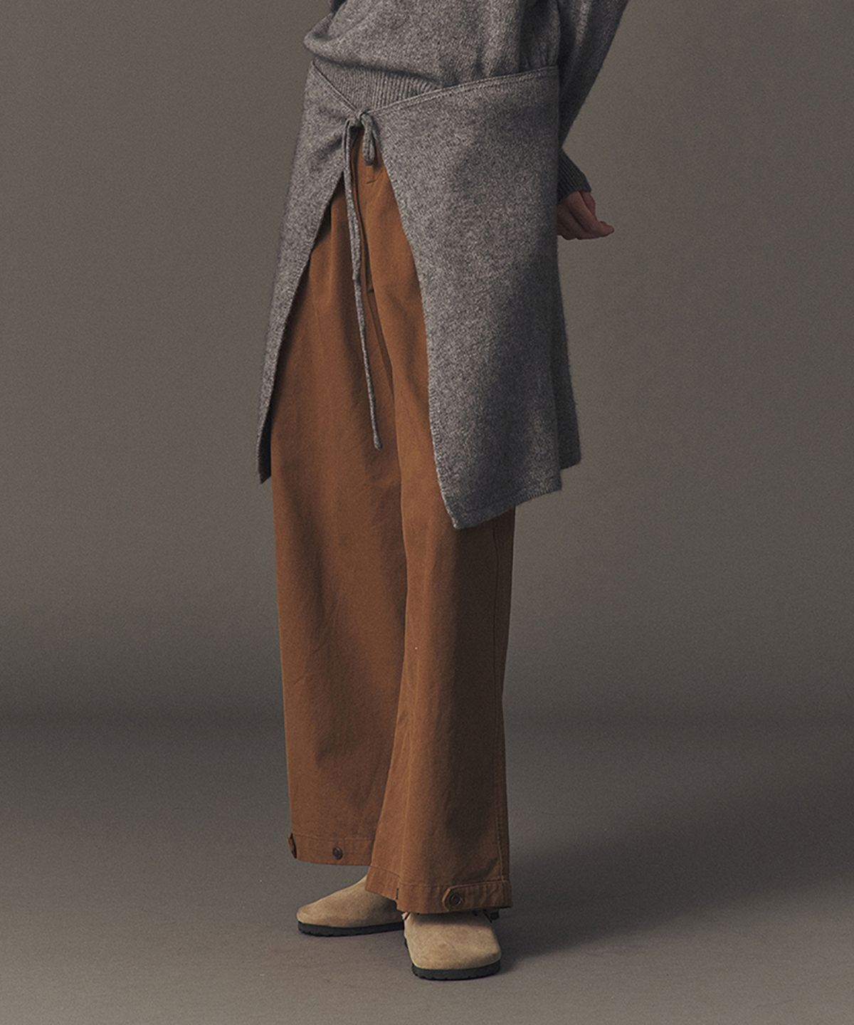 아위(AHWE) WOOL BLEND KNIT WRAP_CHARCOAL