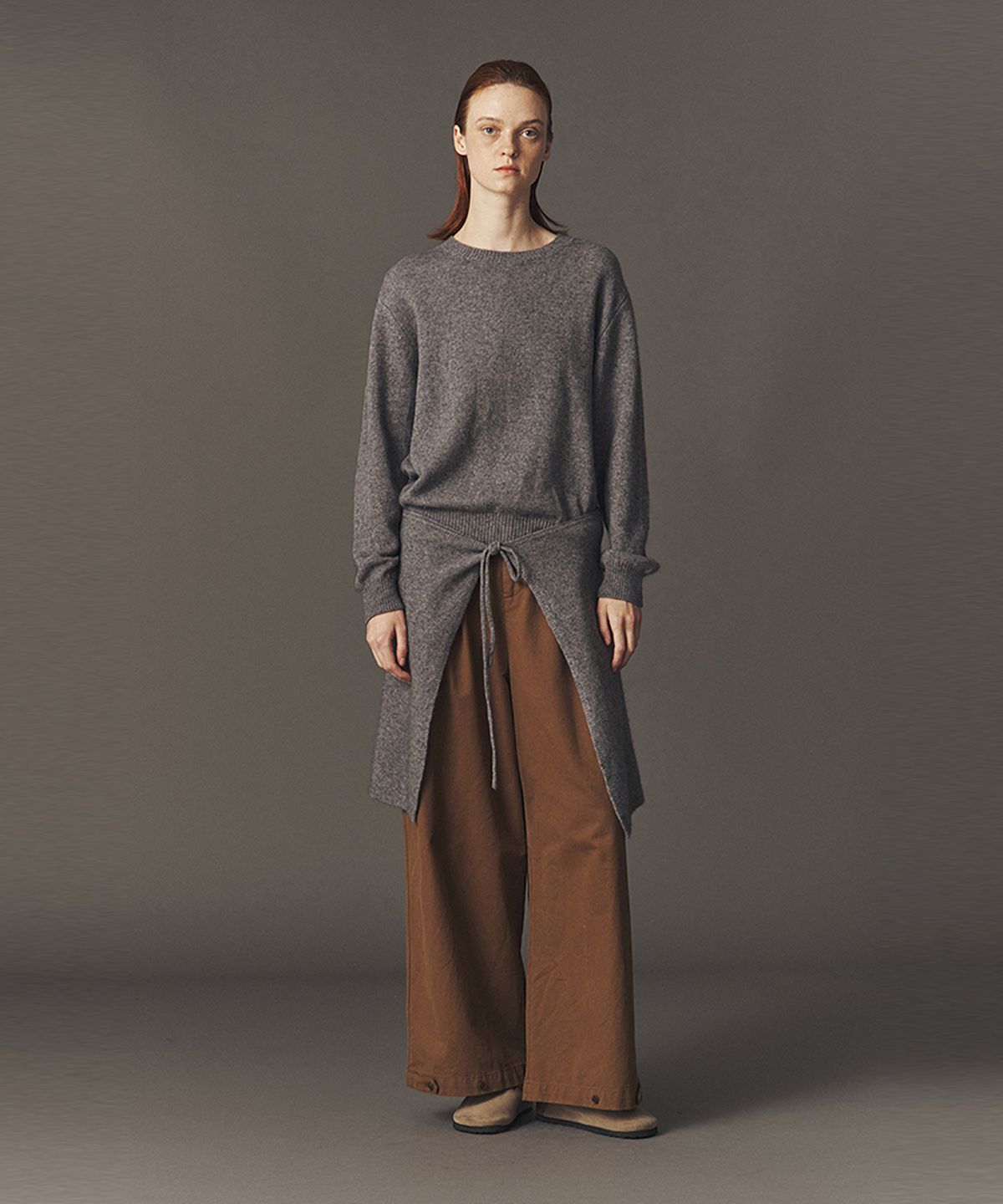 아위(AHWE) WOOL BLEND KNIT WRAP_CHARCOAL