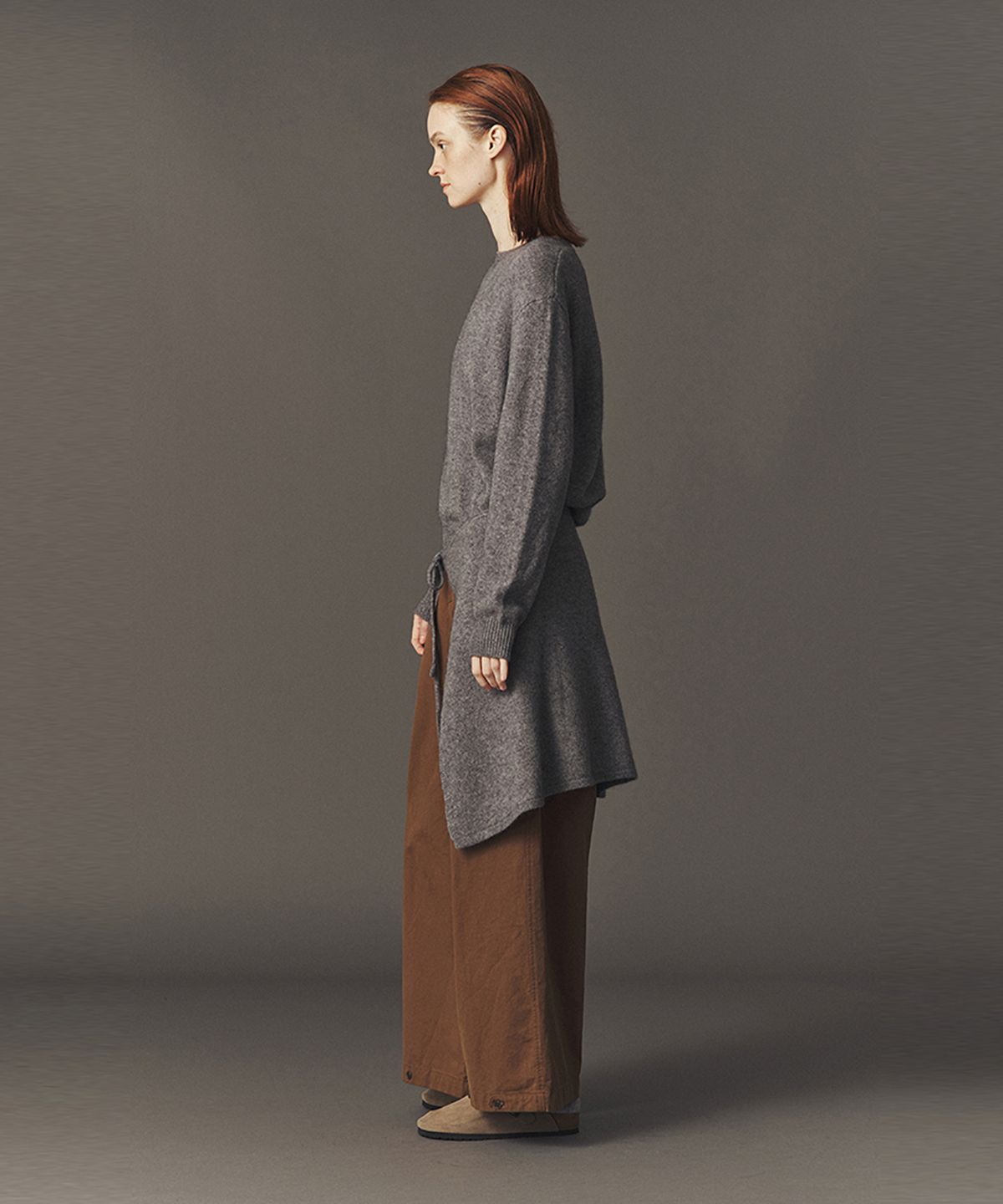 아위(AHWE) WOOL BLEND KNIT WRAP_CHARCOAL