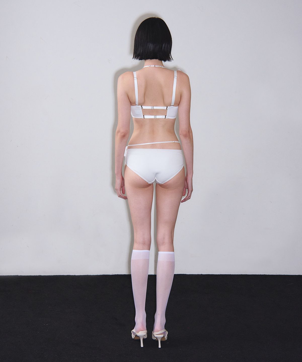 비나제이(VINAJ) N 체인 리본 홀터 반컵 비키니브라 (White)