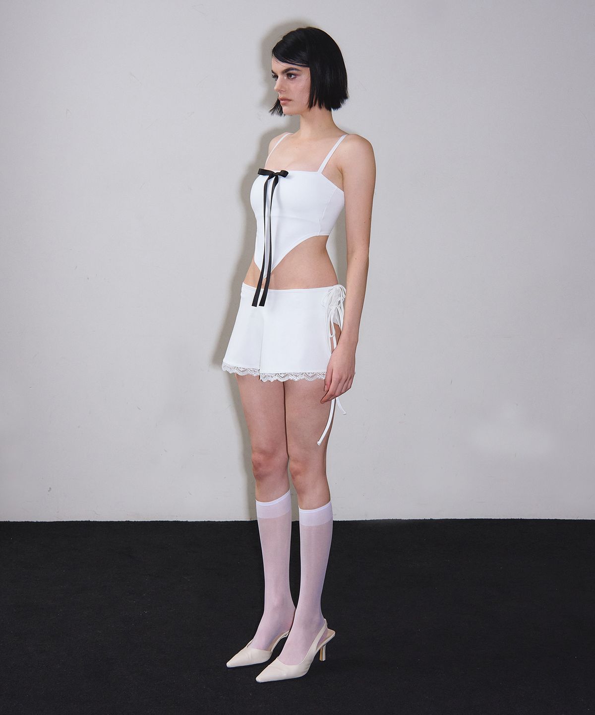 비나제이(VINAJ) 레이스 라인 마이크로 숏 스커트 커버업 (White)