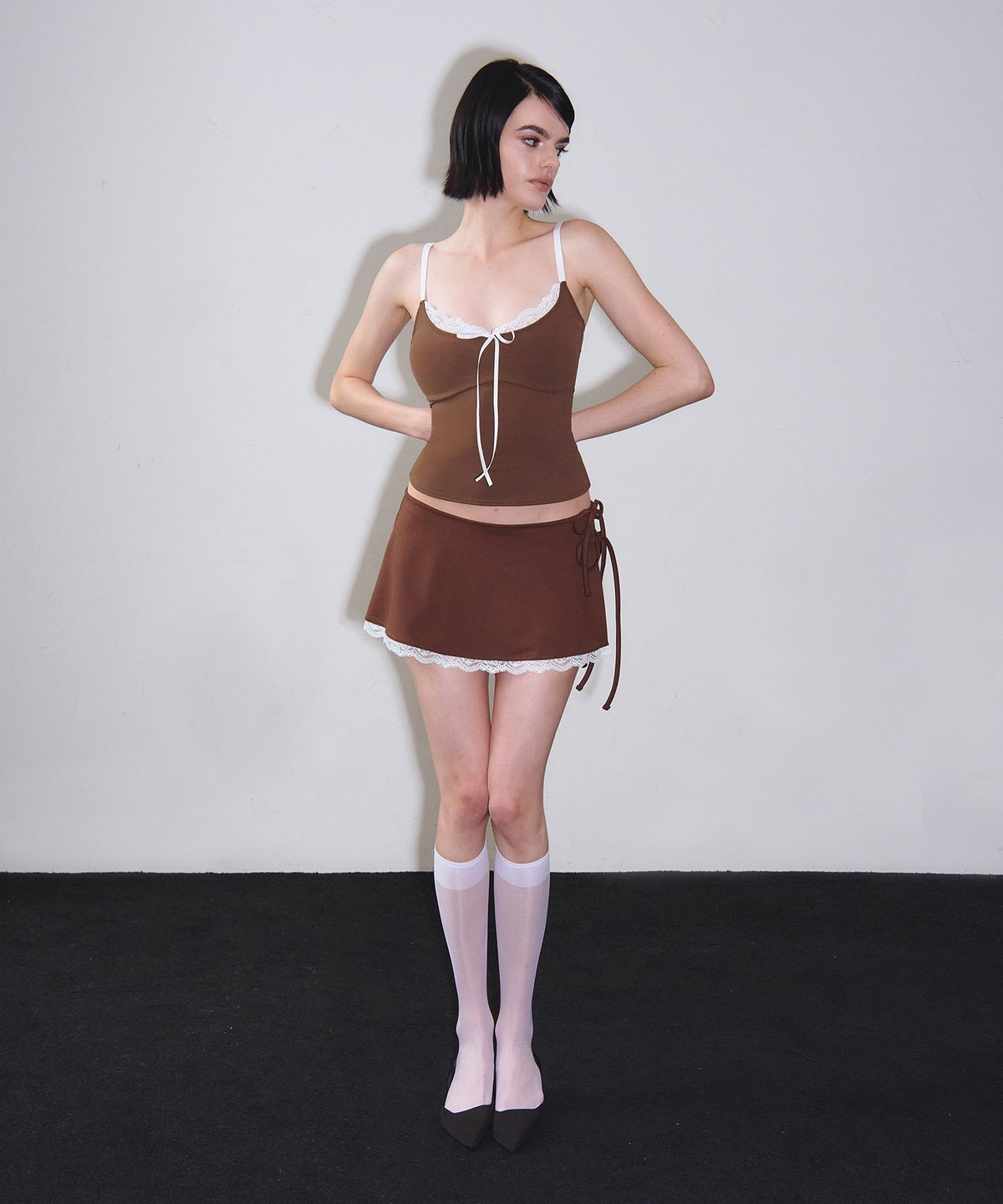 비나제이(VINAJ) 레이스 라인 마이크로 숏 스커트 커버업 (Brown)