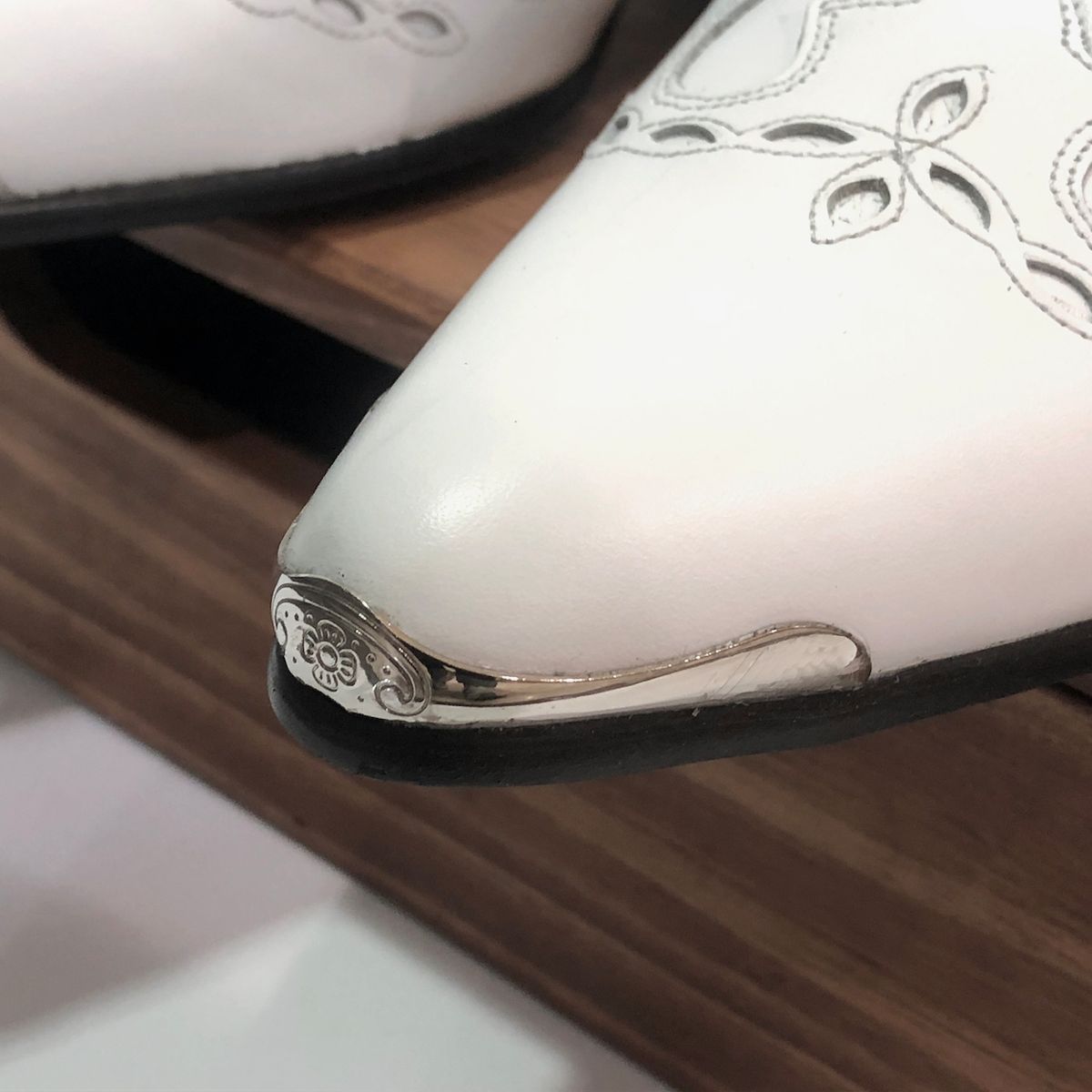 조앤슈(JOENSHOE) 카덴차 웨스턴 힐 부츠 화이트