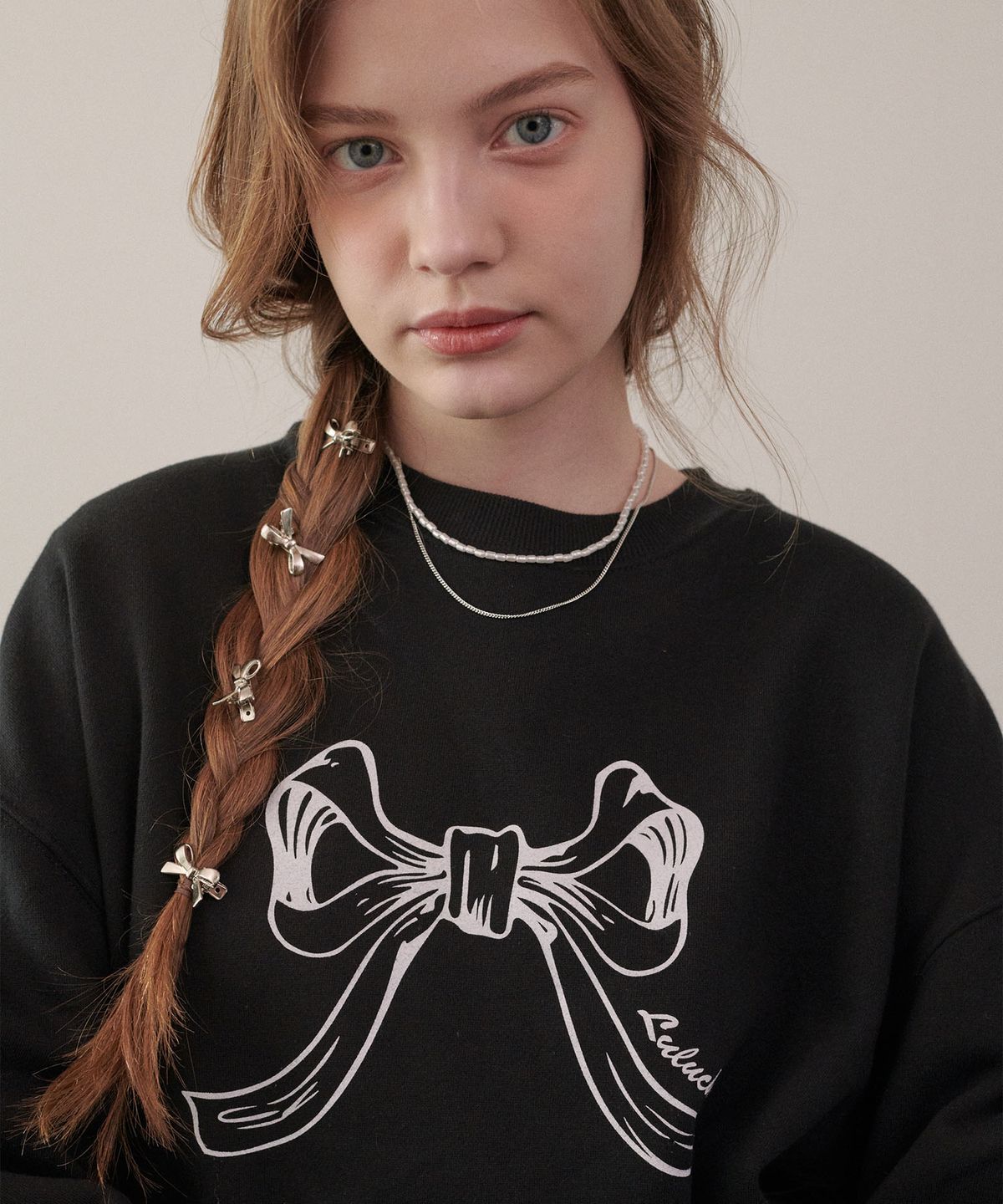 루루슈(LULUCHOU) Ribbon Sweatshirt - BLACK