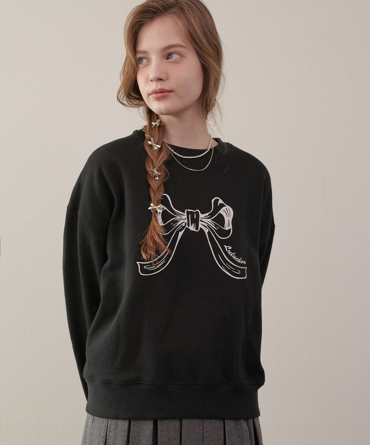 루루슈(LULUCHOU) Ribbon Sweatshirt - BLACK
