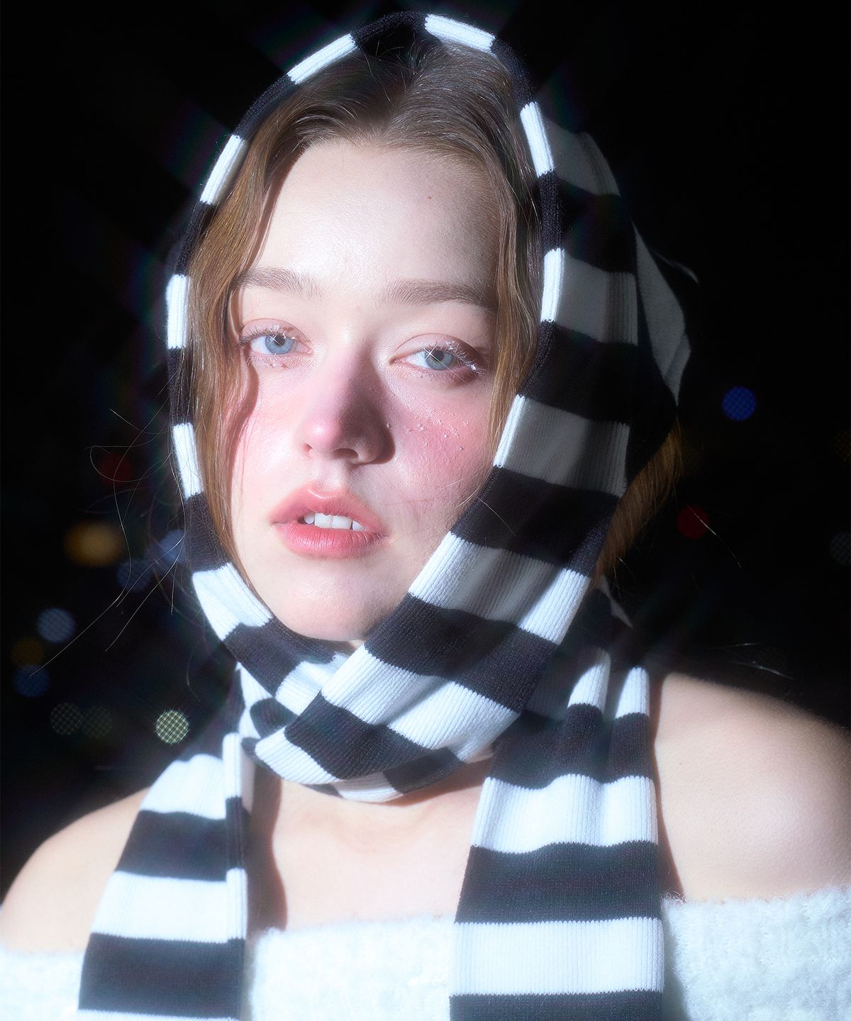 일리오(ILLIO) WHITE&BLACK STRIPE KERCHIEF MUFFLER