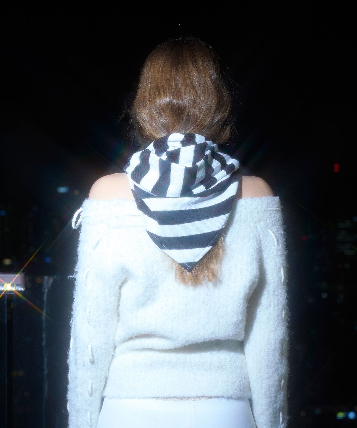 일리오(ILLIO) WHITE&BLACK STRIPE KERCHIEF MUFFLER