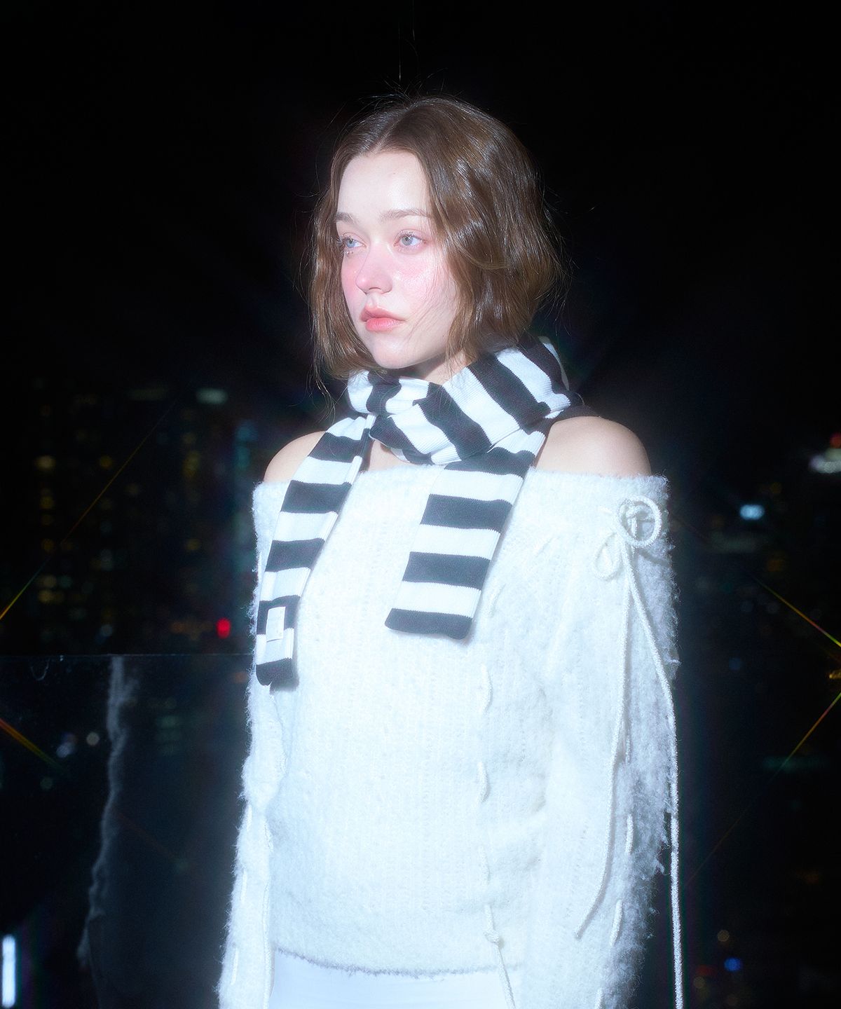 일리오(ILLIO) WHITE&BLACK STRIPE KERCHIEF MUFFLER