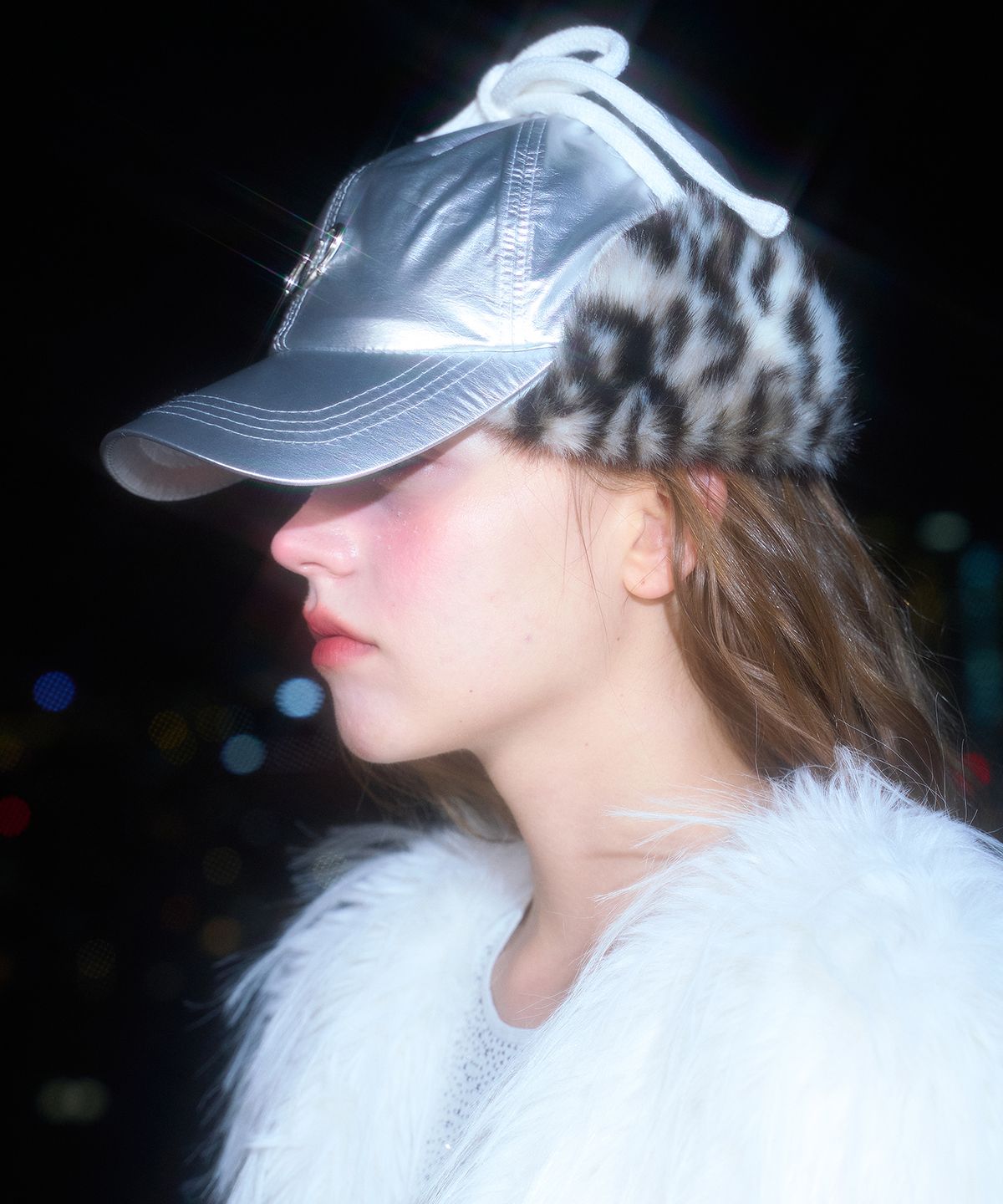 일리오(ILLIO) WHITE REVERSIBLE TROOPER BEANIE