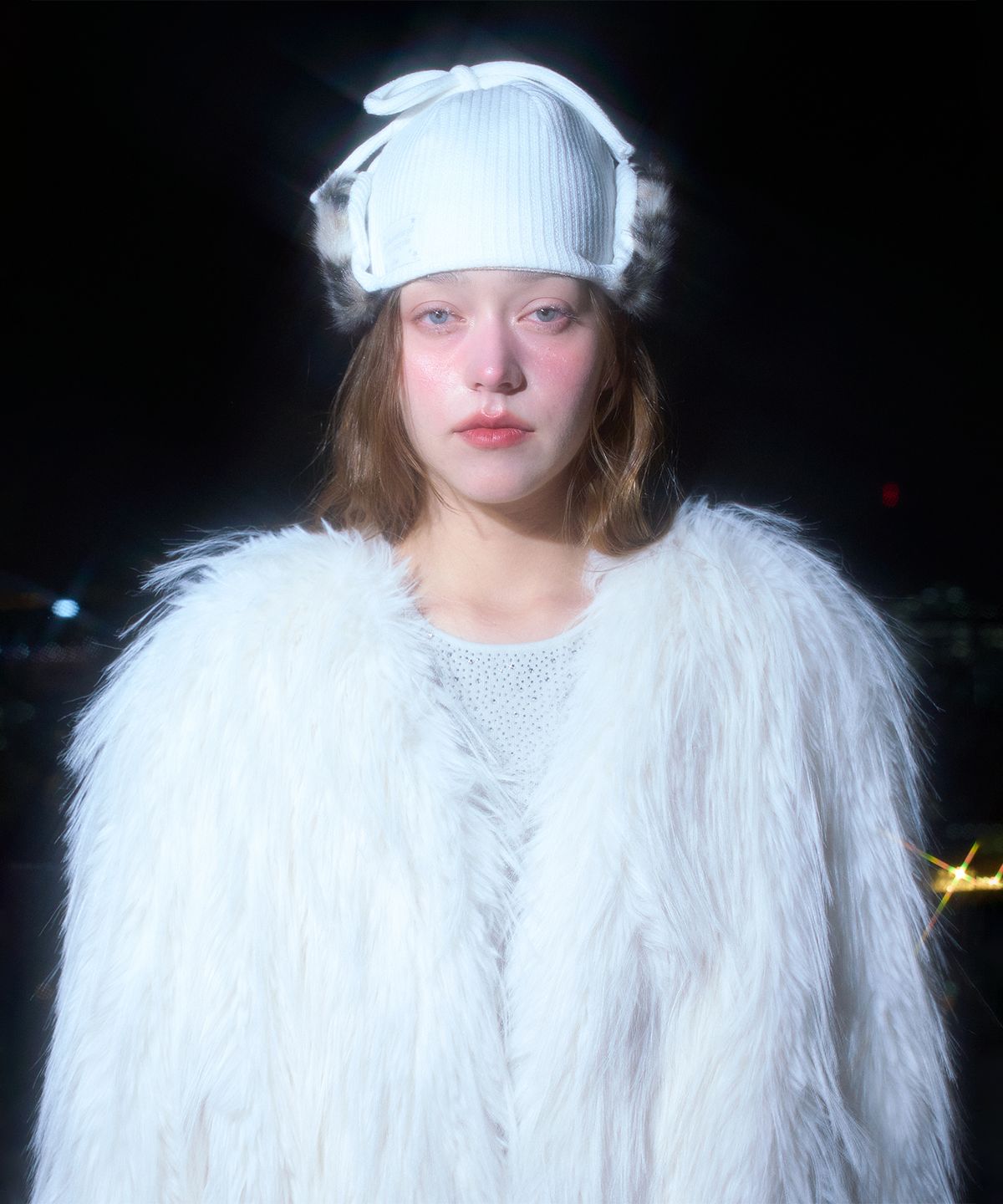 일리오(ILLIO) WHITE REVERSIBLE TROOPER BEANIE
