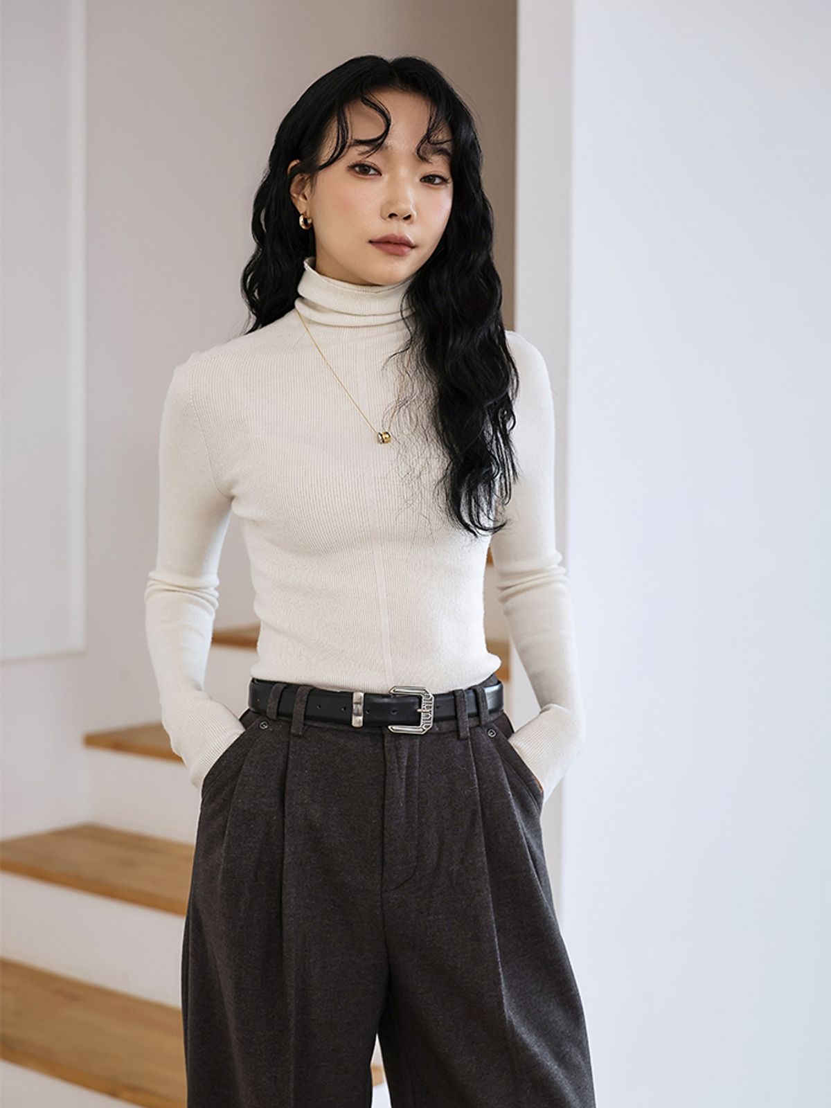 하이파이브(HYFVE) 심플 베이직 하이넥 긴팔 이너