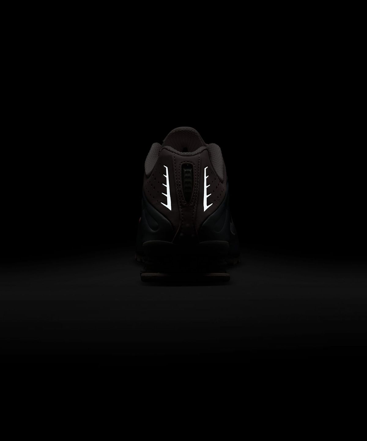 나이키(NIKE) 샥스 R4 W - 베얼리 로즈:메탈릭 플래티넘 / AR3565-600