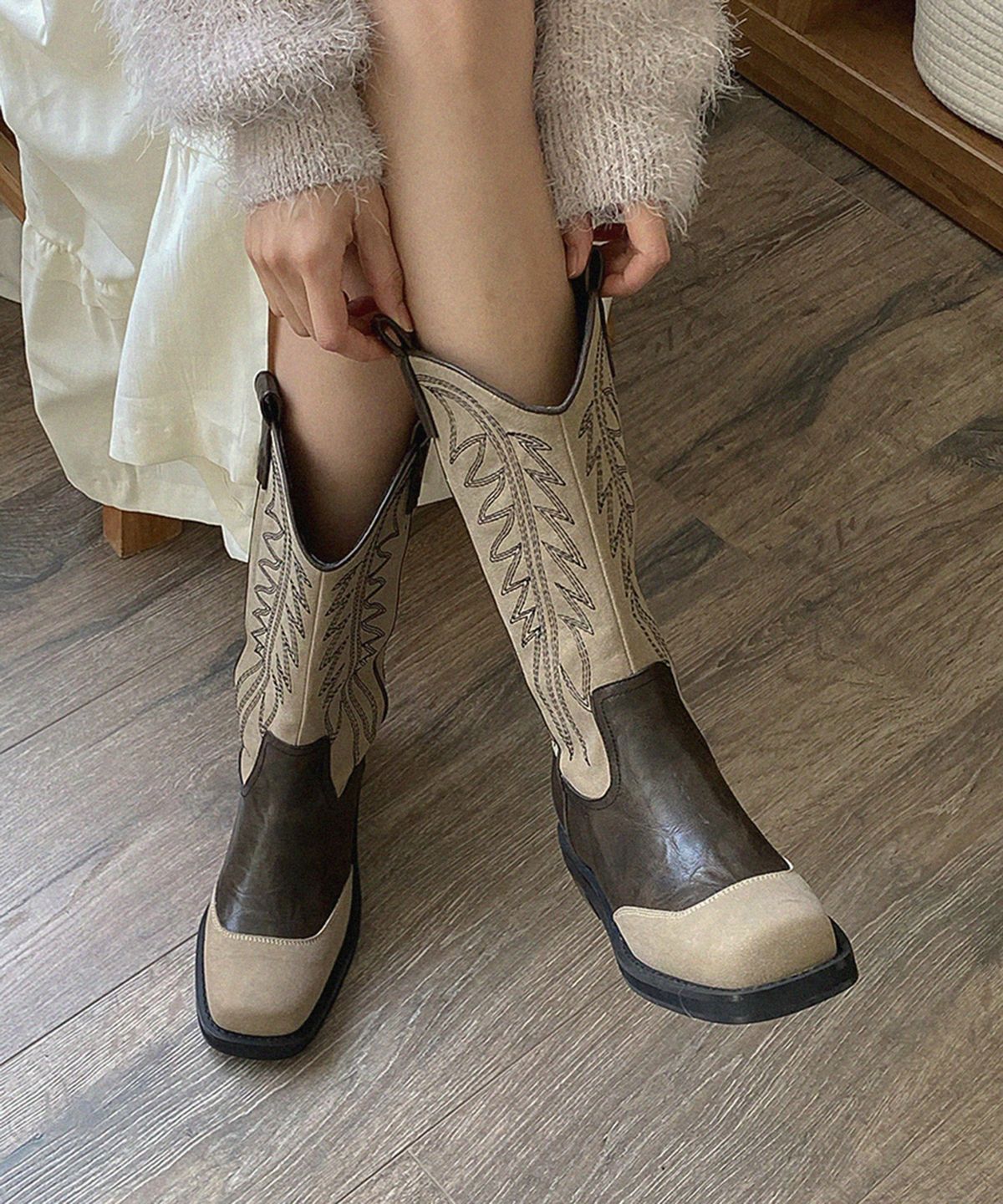 무드앤플(MOODNPLE) calla 투톤 배색 디테일 자수 스퀘어 부츠  4cm