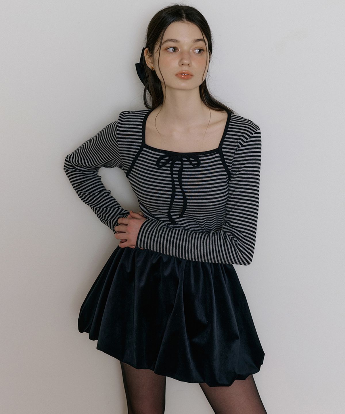 리올그(REORG) WIR STRIPE SQUARE NECK RIBBON T-SHIRTS BLACK