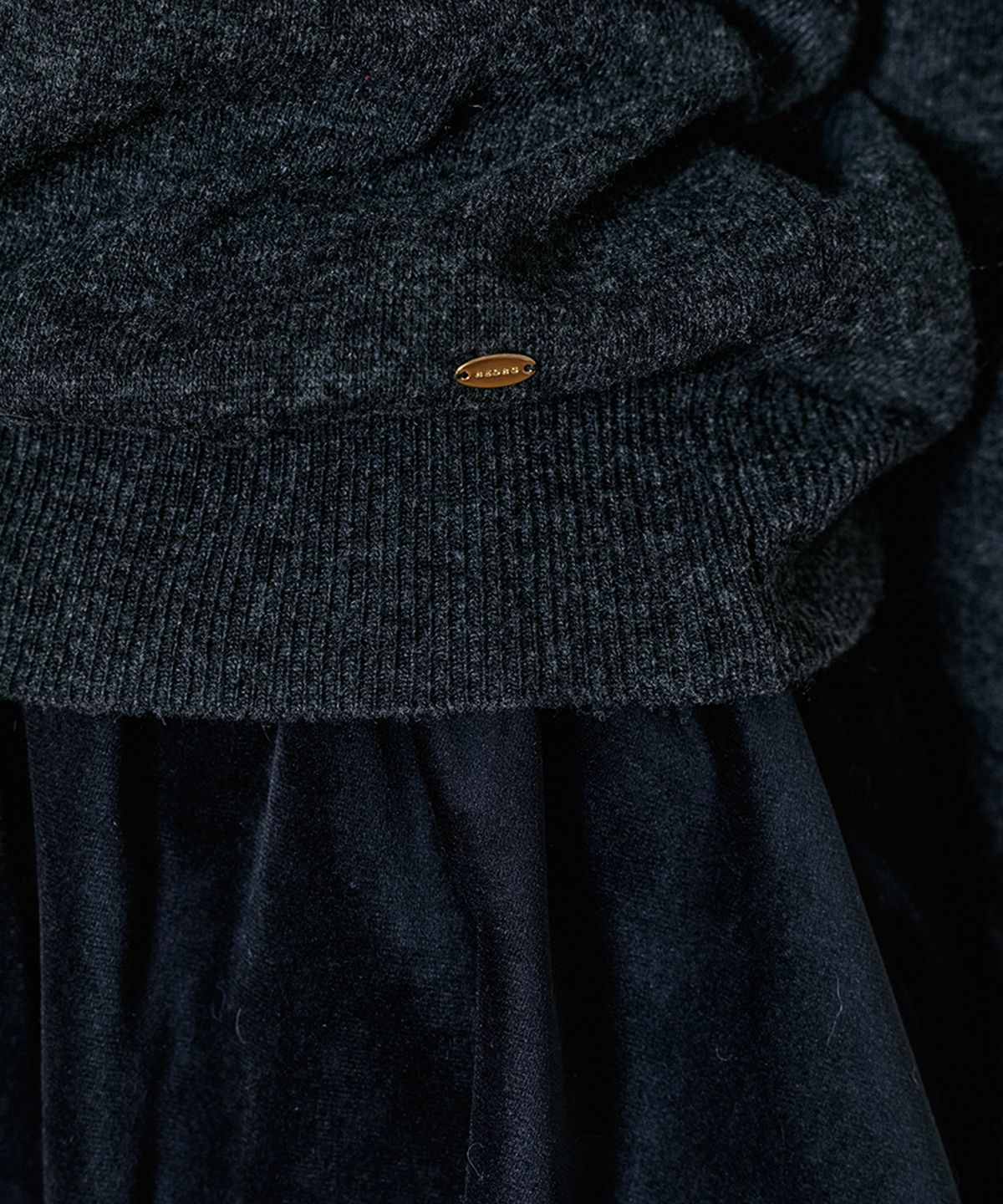 리올그(REORG) WIR SOFT BUTTON COLLAR KNIT CHARCOAL