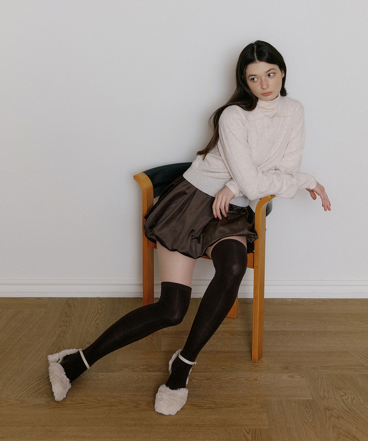 리올그(REORG) WIR VELVET BALLOON MINI SKIRT ASH BROWN