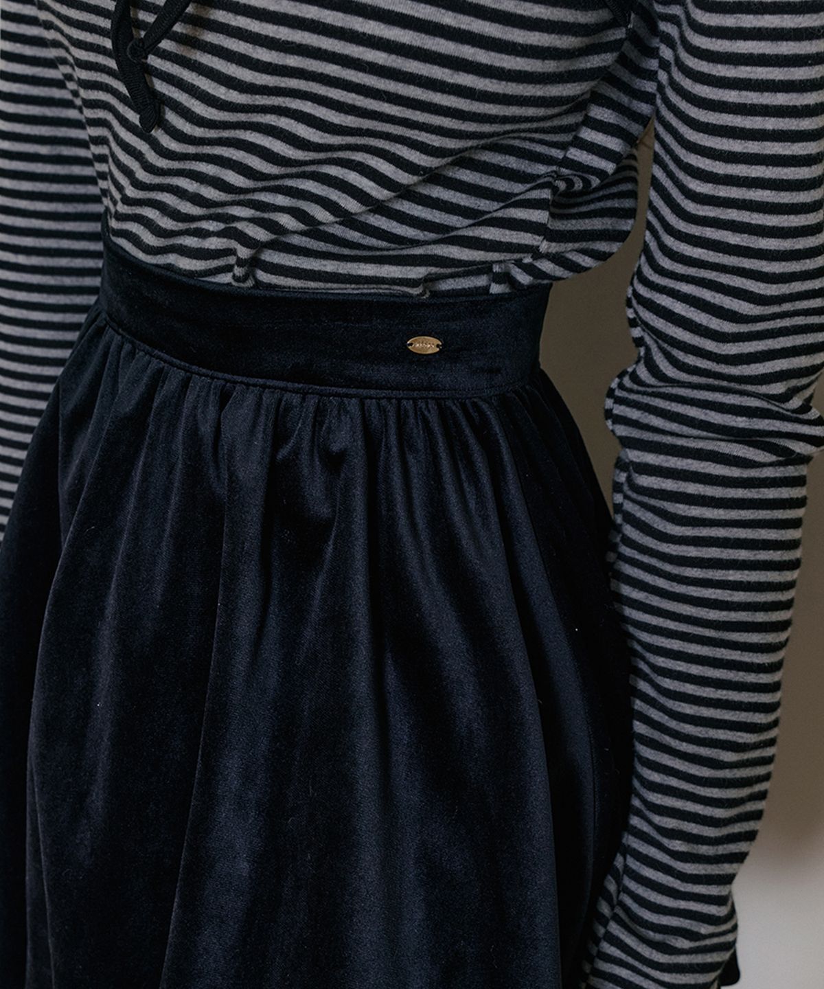 리올그(REORG) WIR VELVET BALLOON MINI SKIRT BLACK