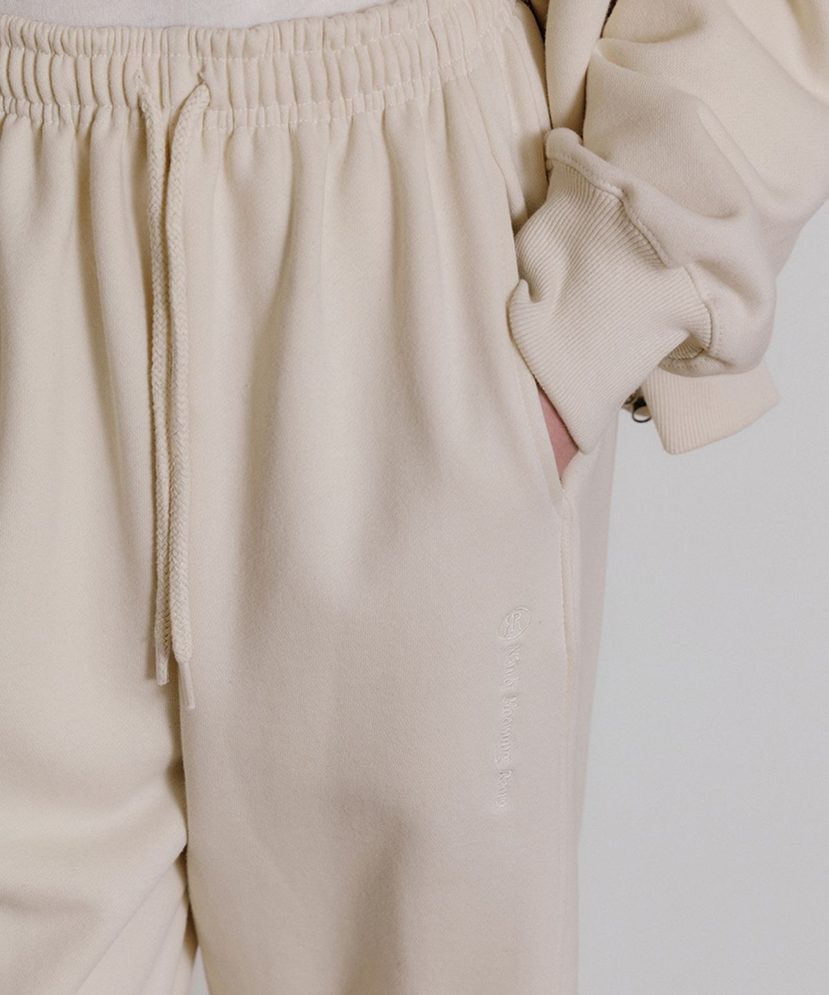 리올그(REORG) REORG DAILY NEEDLEWORK JOGGER PANTS LIGHT BEIGE