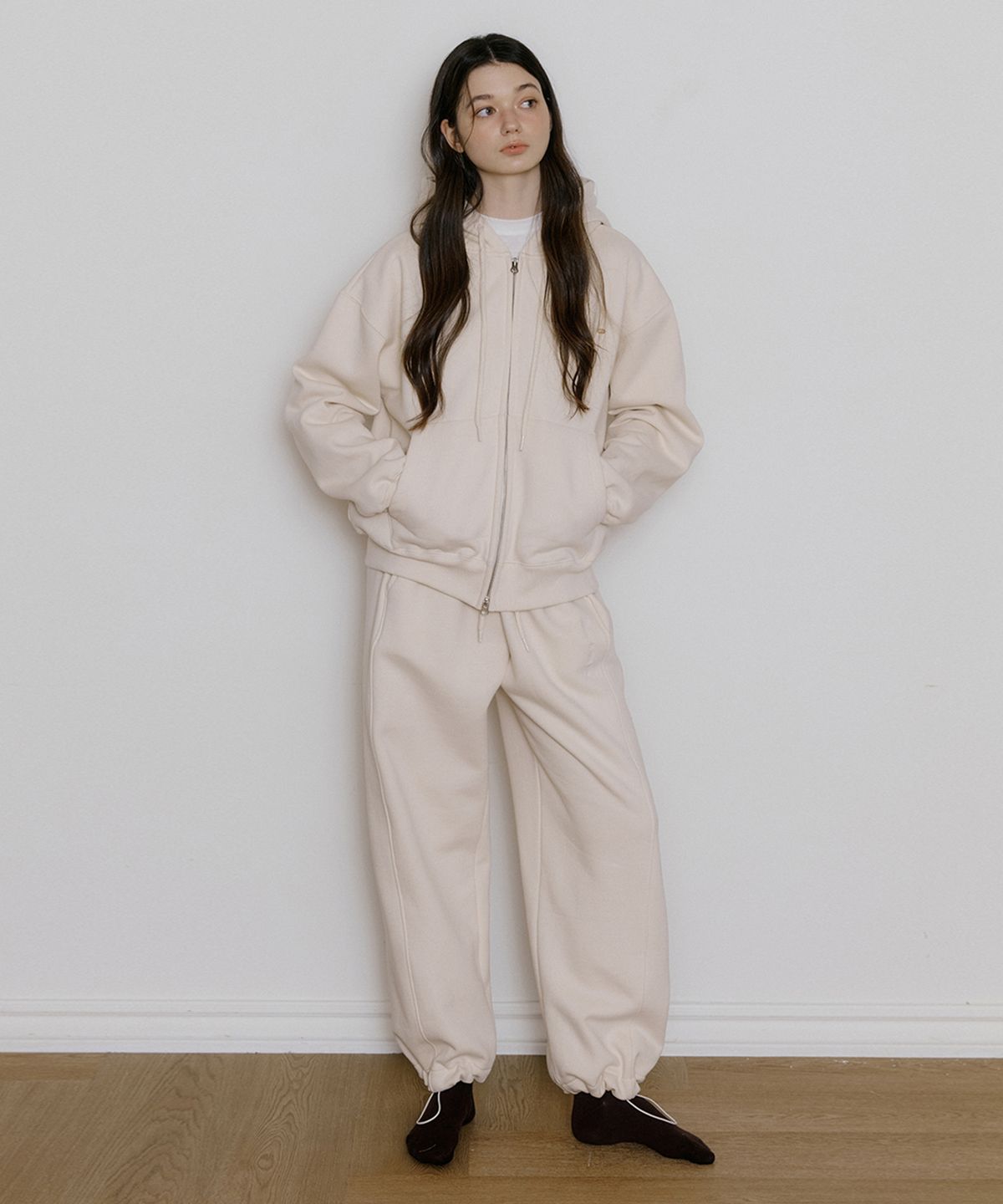 리올그(REORG) REORG DAILY NEEDLEWORK JOGGER PANTS LIGHT BEIGE