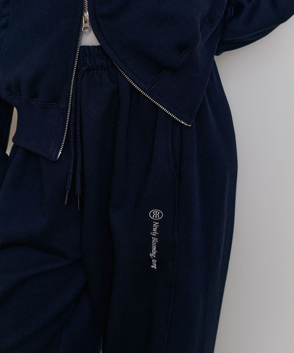 리올그(REORG) REORG DAILY NEEDLEWORK JOGGER PANTS NAVY