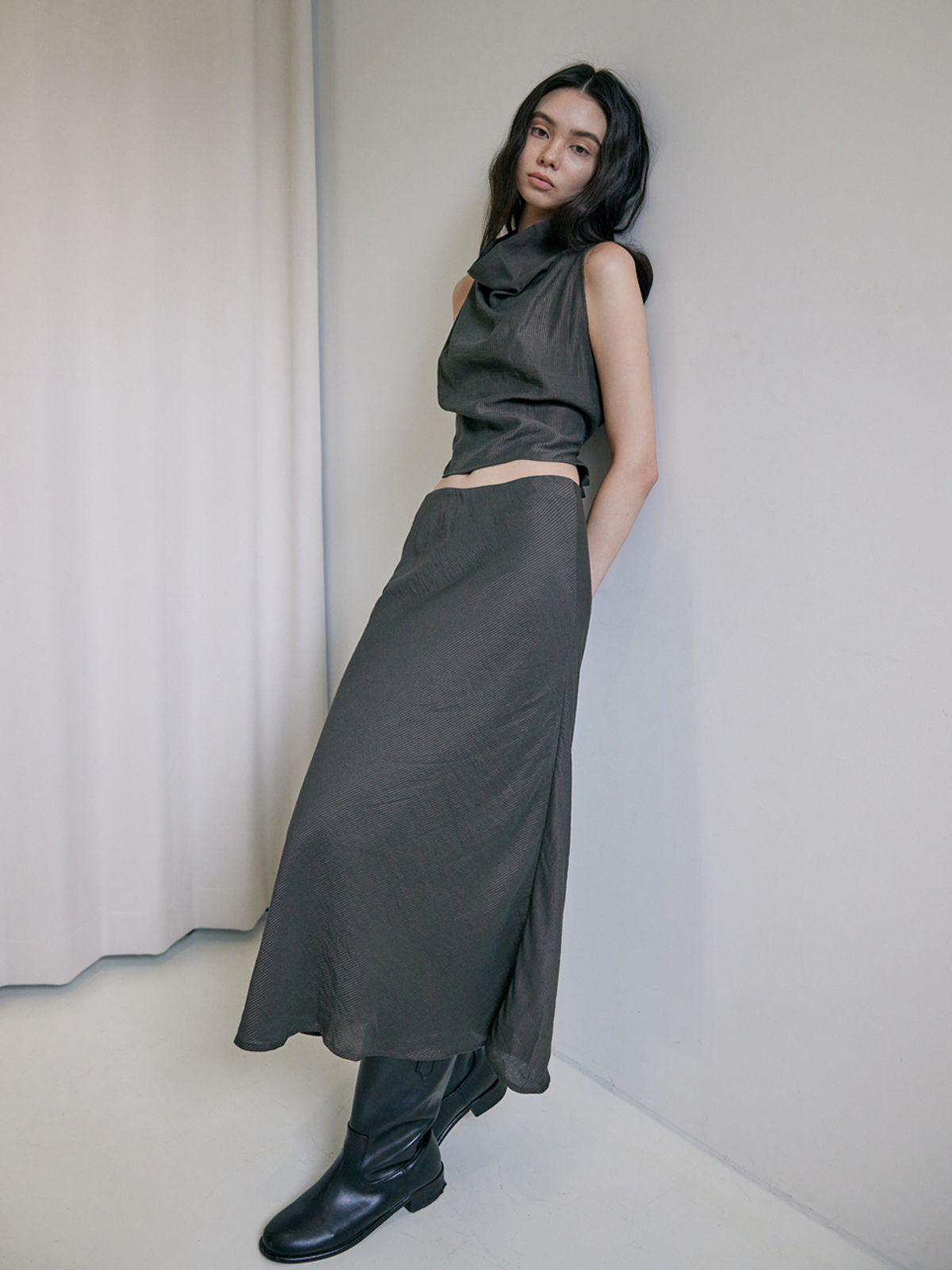 마딘(MADIN) 소프트 커울 홀터 탑 애쉬 브라운