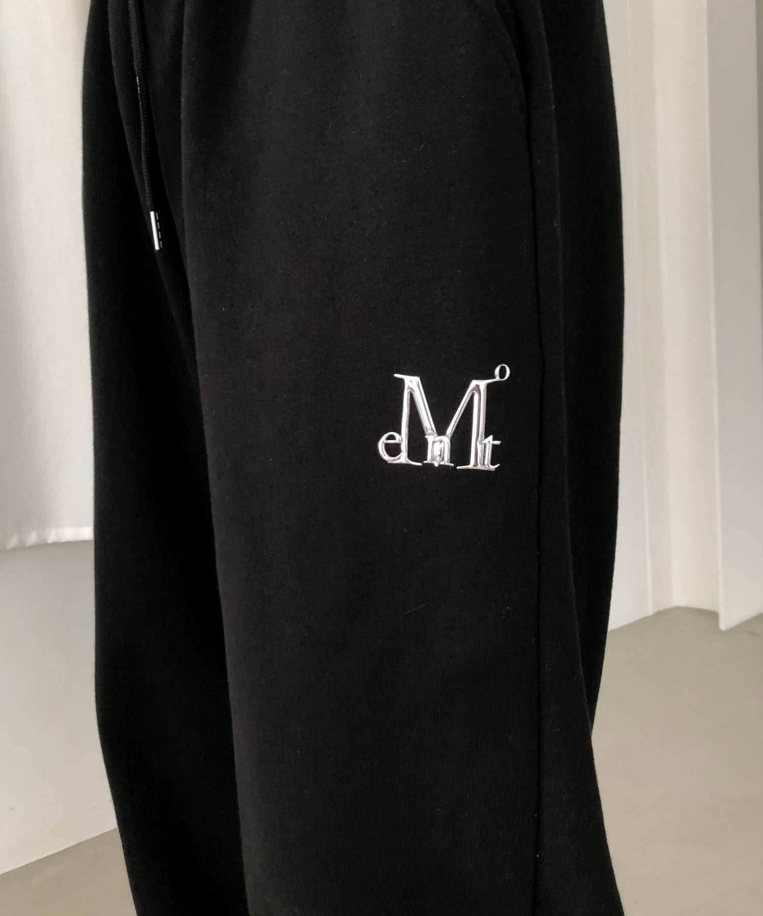 MUSINSA | MUCENT Rash Metal Logo Jogger Sweat Wide Pants (4