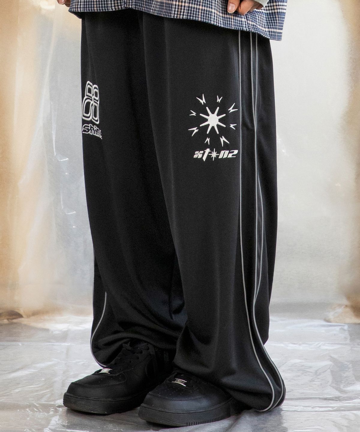 엑스톤즈(XTONZ) XP260 샤인 파이핑 와이드 트랙 팬츠 (BLACK)
