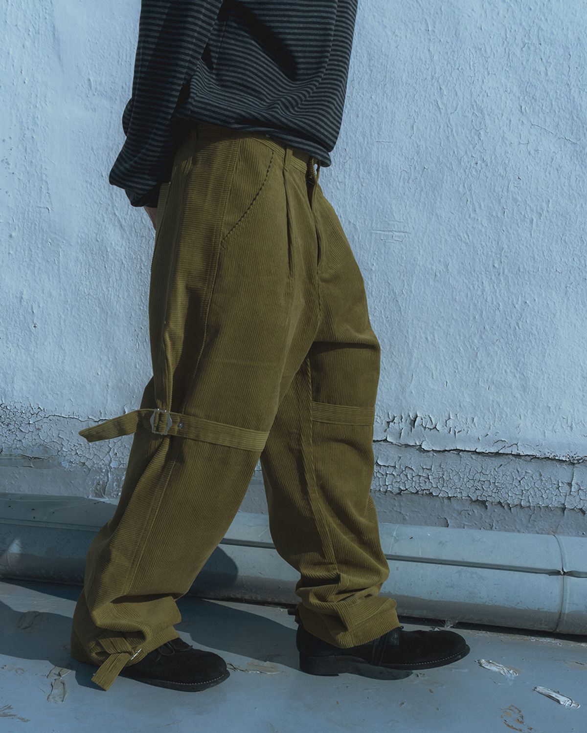 카락터(KARACTOR) One tuck strap corduroy pants / Olive