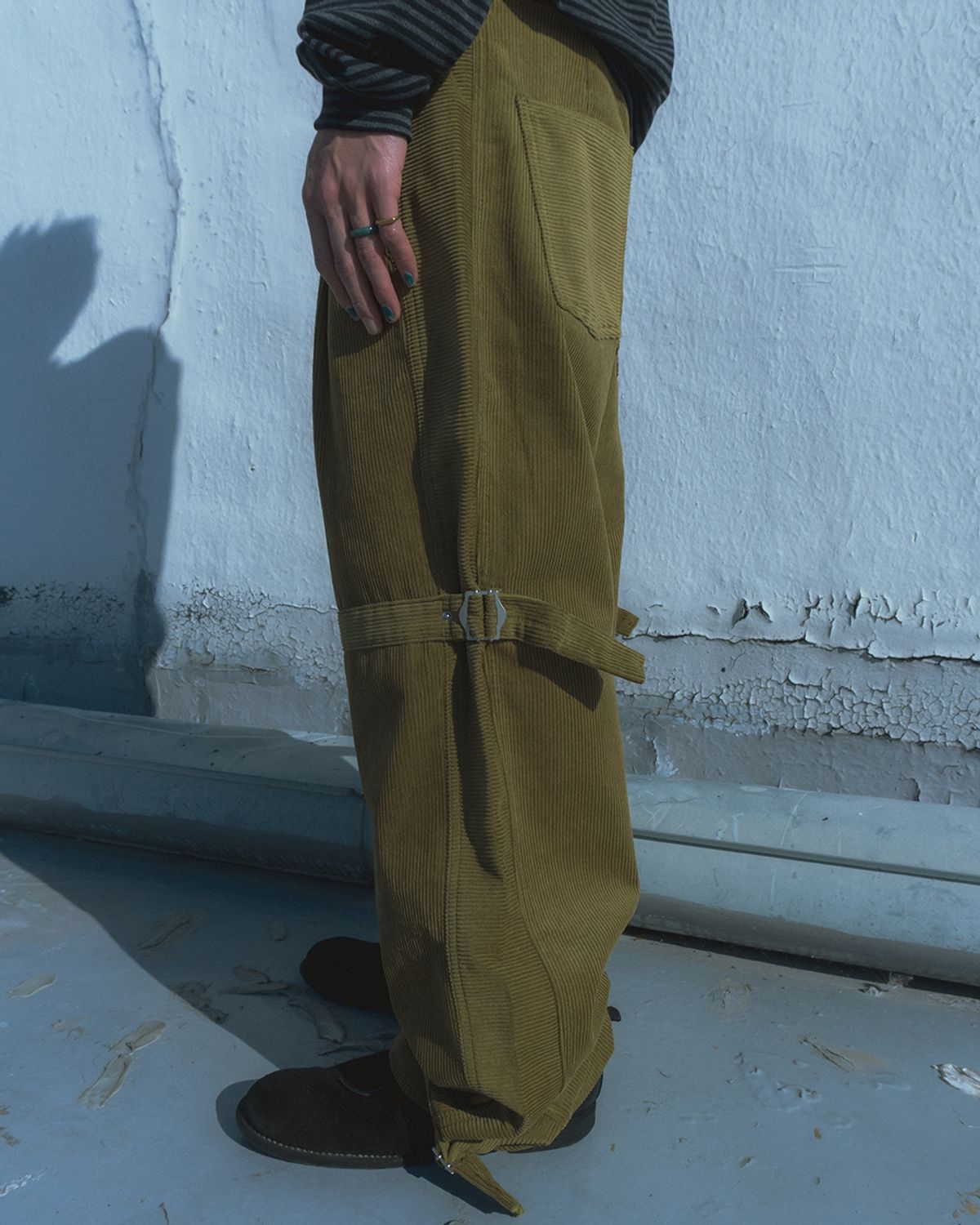 카락터(KARACTOR) One tuck strap corduroy pants / Olive