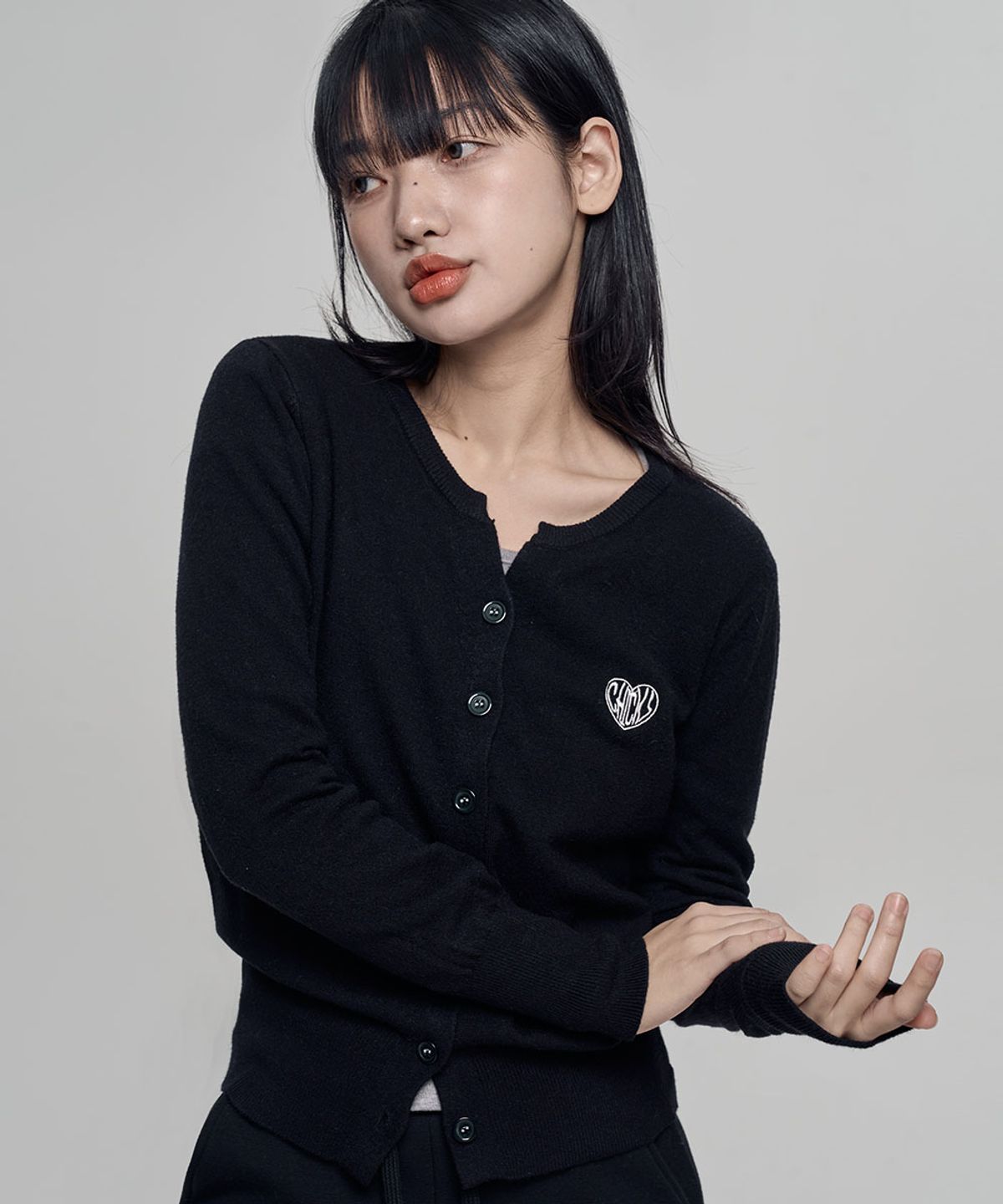 칙스(CHICKS) MVK 하트 스티치 미니 브이넥 니트 블랙