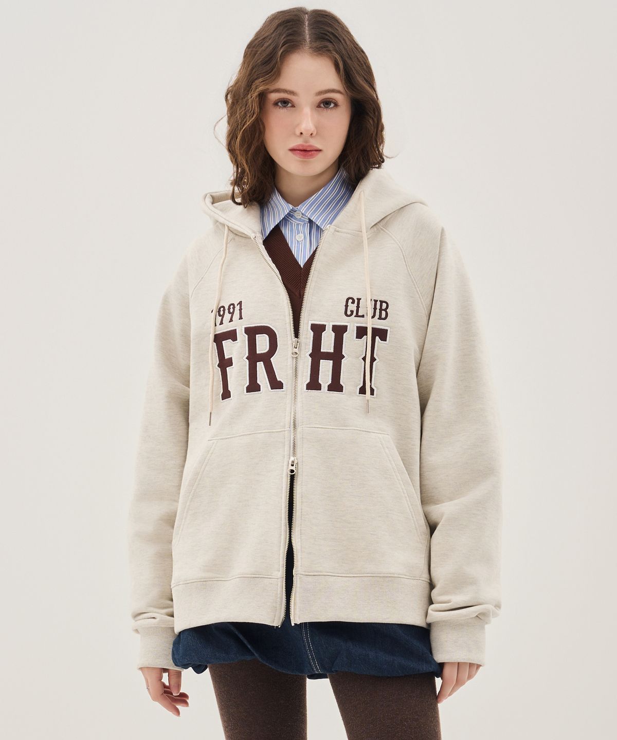 프라이하잇(THEFRHT) 투웨이 로고 패치 래글런 후드 집업 (아이보리)