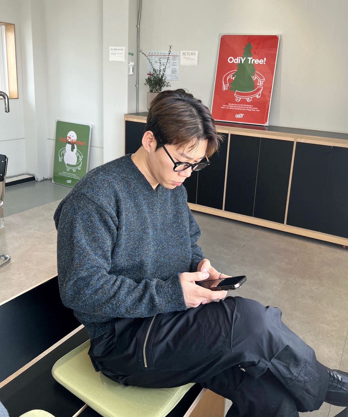커즈넬로(CUZNELLO) 멀티 블랜드 브이넥 니트_블랙