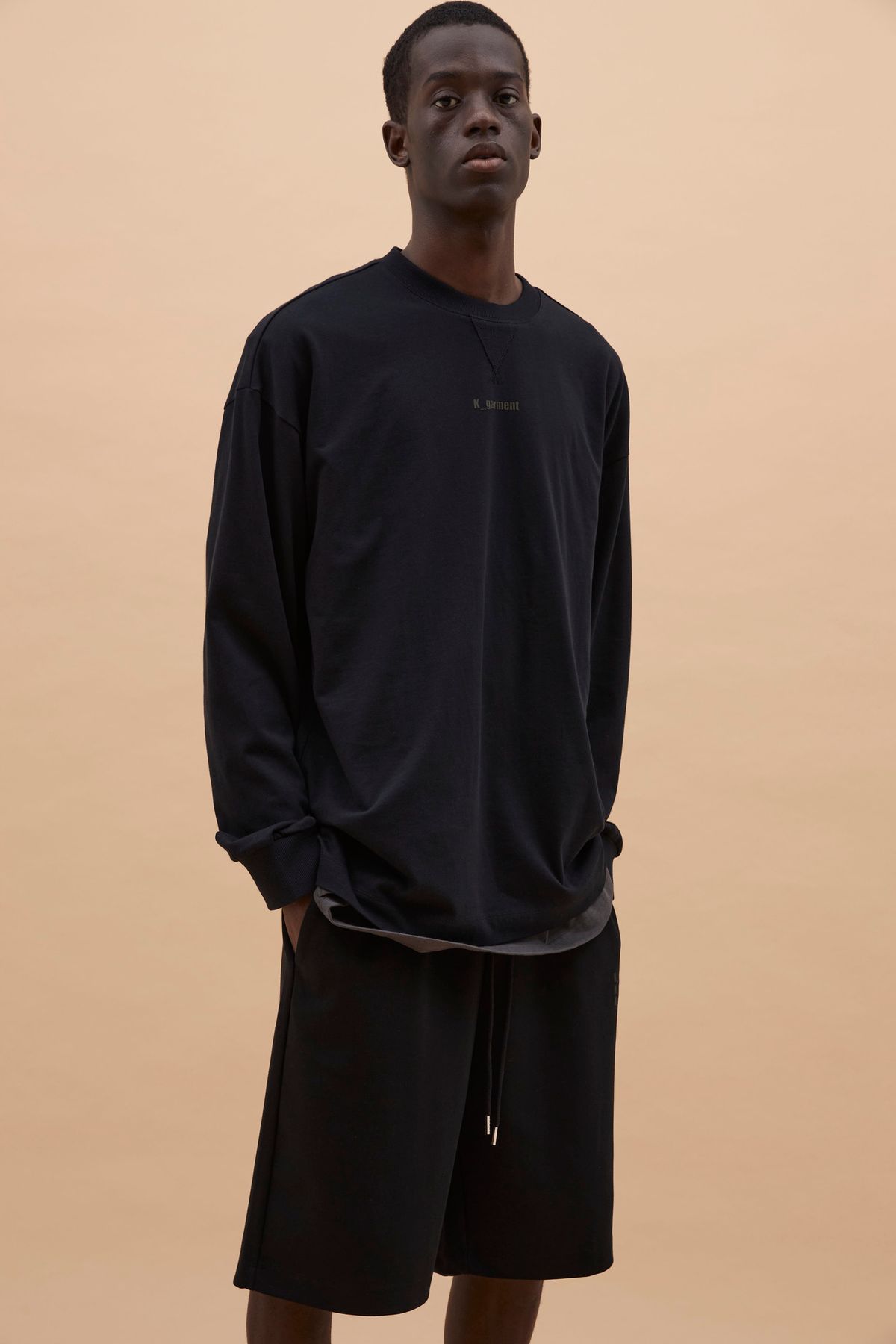 카먼트(K-GARMENT) U 드랍 숄더 루즈티 BLACK