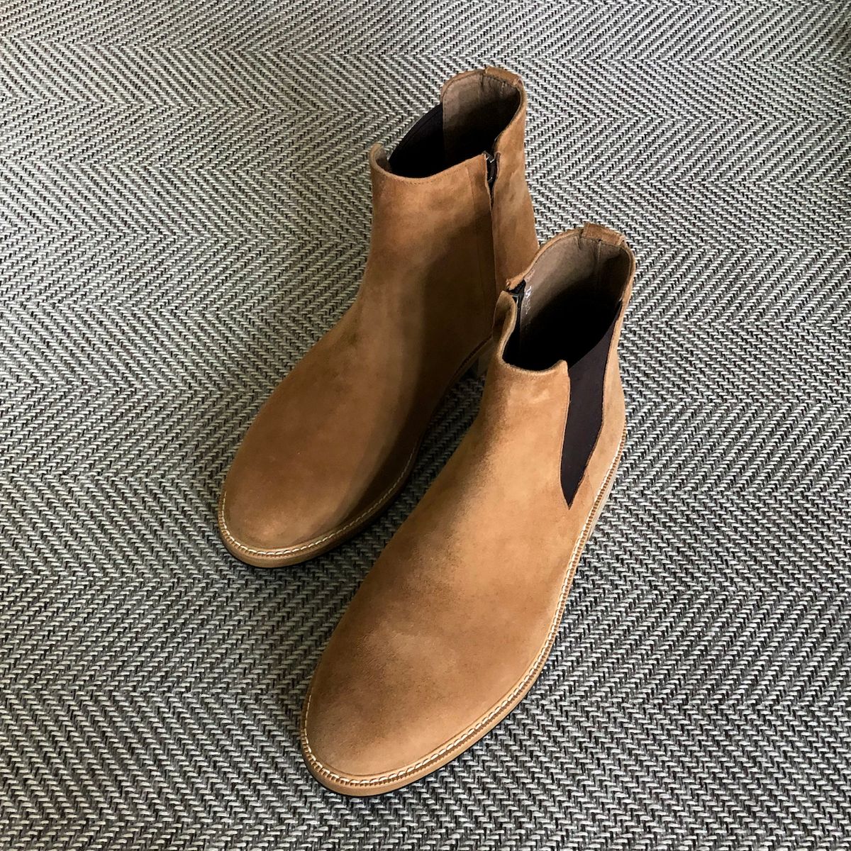 조앤슈(JOENSHOE) 릴 스웨이드 라운드 첼시부츠 뉴브릭브라운
