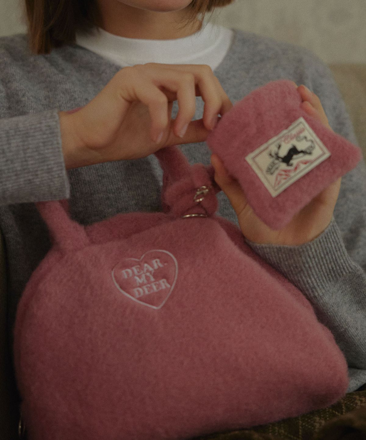디어마이디어(DEARMYDEER) Logo soft fur bag (Pink)