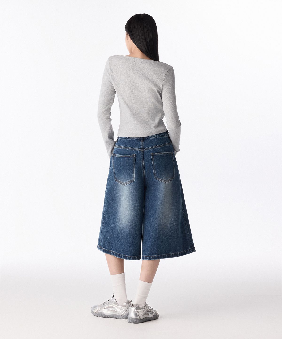 무신사 스탠다드 우먼(MUSINSA STANDARD WOMAN) 우먼즈 빅 브러쉬 와이드 버뮤다 데님 팬츠 [미디엄 인디고]
