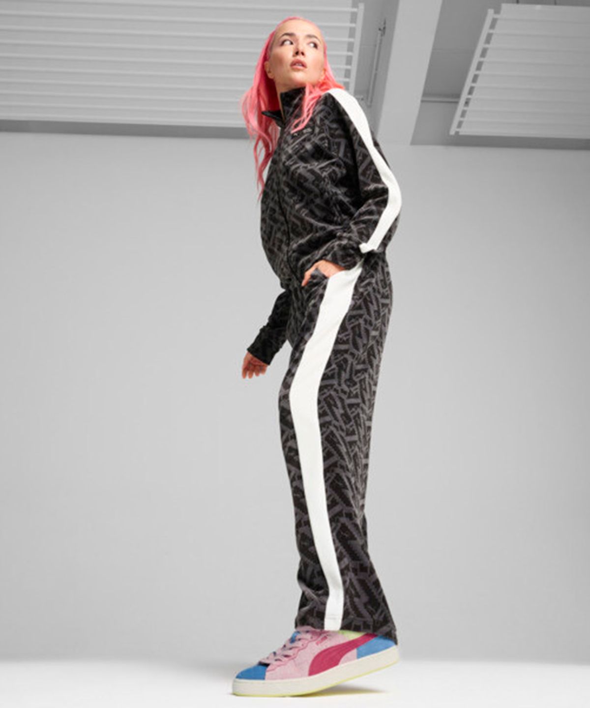 푸마(PUMA) 푸마 X 오징어게임 T7 아이코닉 스트레이트 트랙 팬츠 W - 블랙 / 627433-01