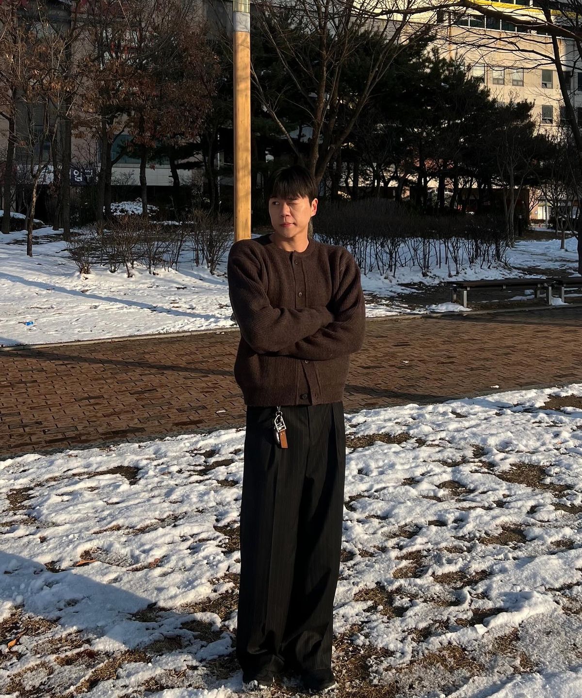 커즈넬로(CUZNELLO) 크루넥 가디건_브라운
