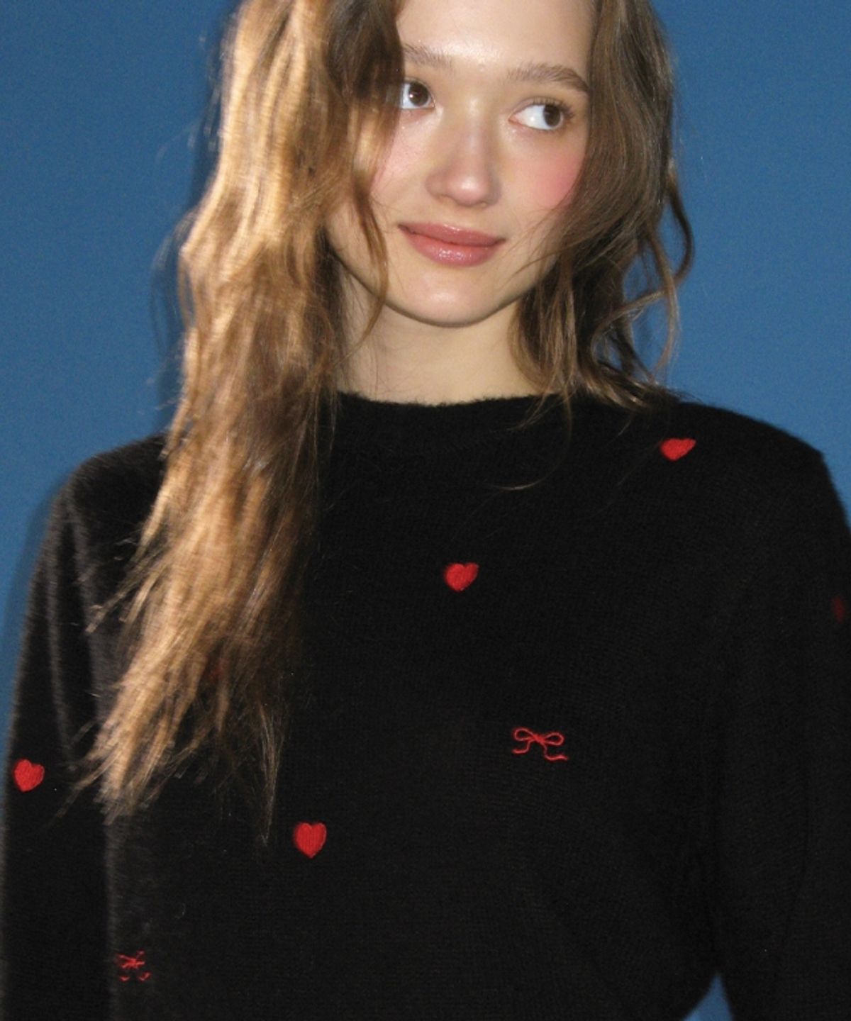 론론(RONRON) RIBBON HEART PATTERN HAIRY KNIT PULLOVER BLACK RED